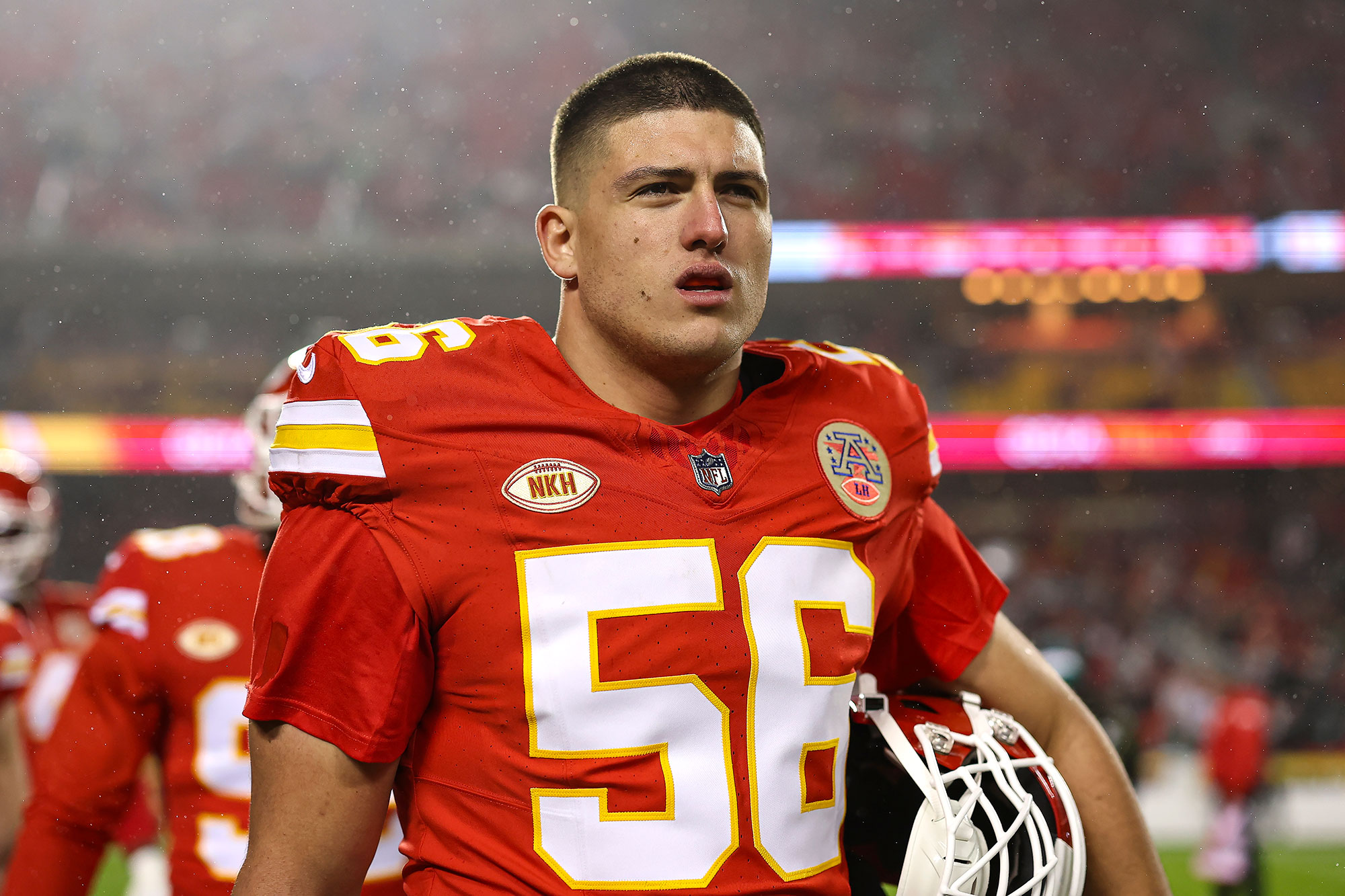 Travis Kelce xô ngã đồng đội George Karlaftis trong trại huấn luyện Tussle