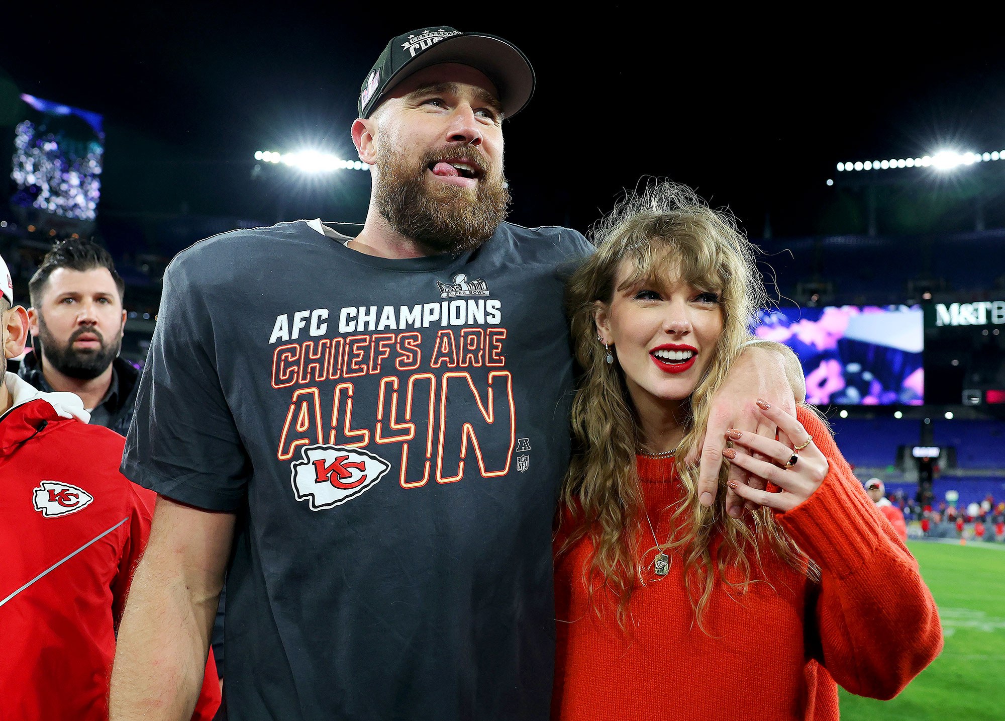 Taylor Swift e Travis Kelce de mãos dadas saindo de seu terceiro show em Amsterdã