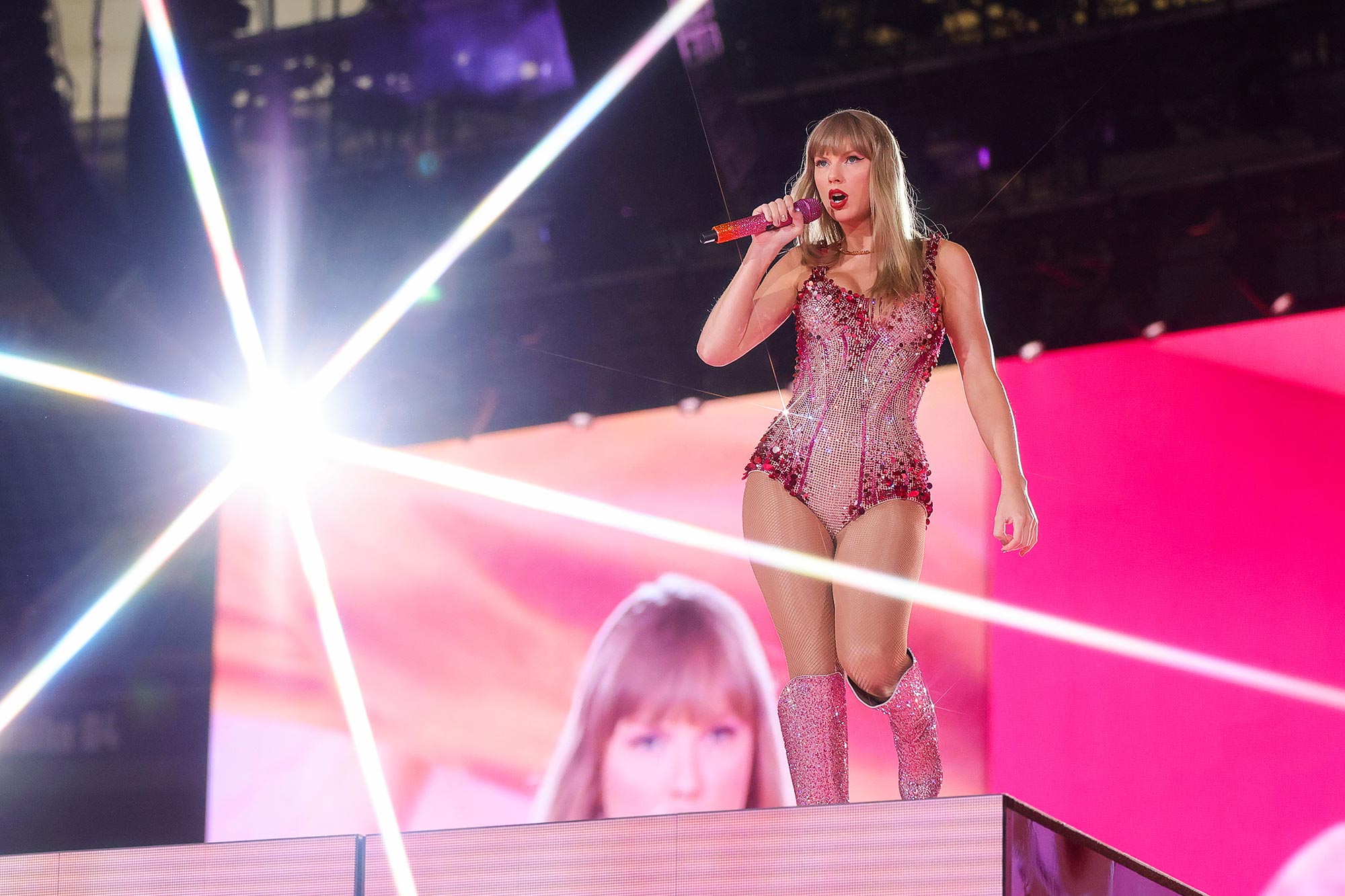 Taylor Swift의 독일 'Eras ​​Tour' 첫날 밤에 Travis Kelce가 포착되었습니다.