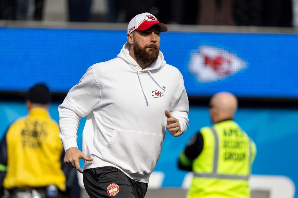 Travis Kelce viskab kindad kätte Young Swifti Chiefsi treeninglaagris