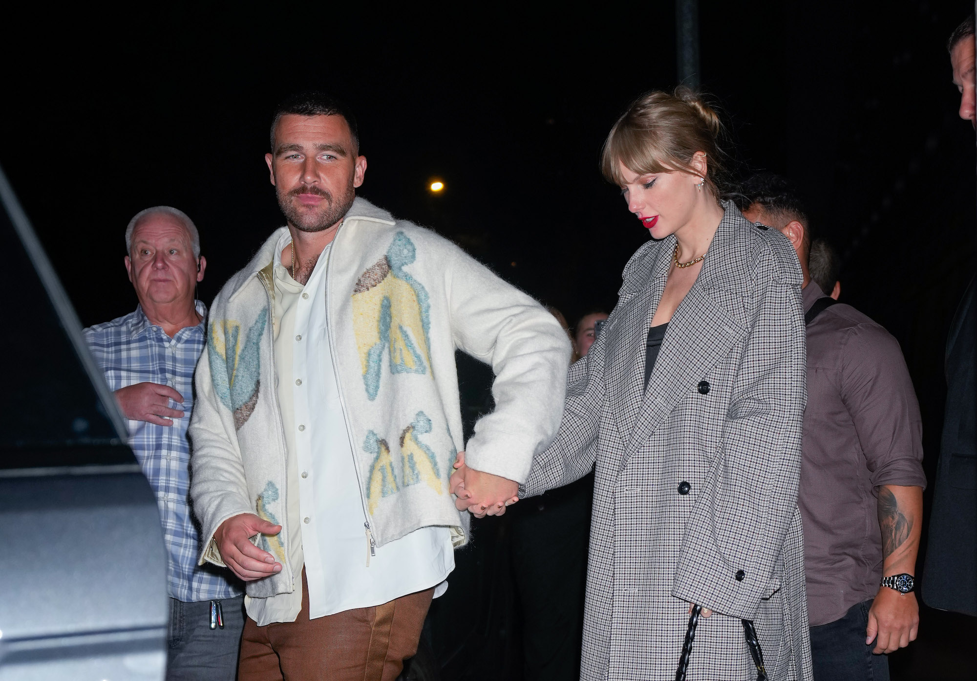 Travis Kelce และ Taylor Swift จับมือกันขณะออกจากคอนเสิร์ตที่เยอรมนี