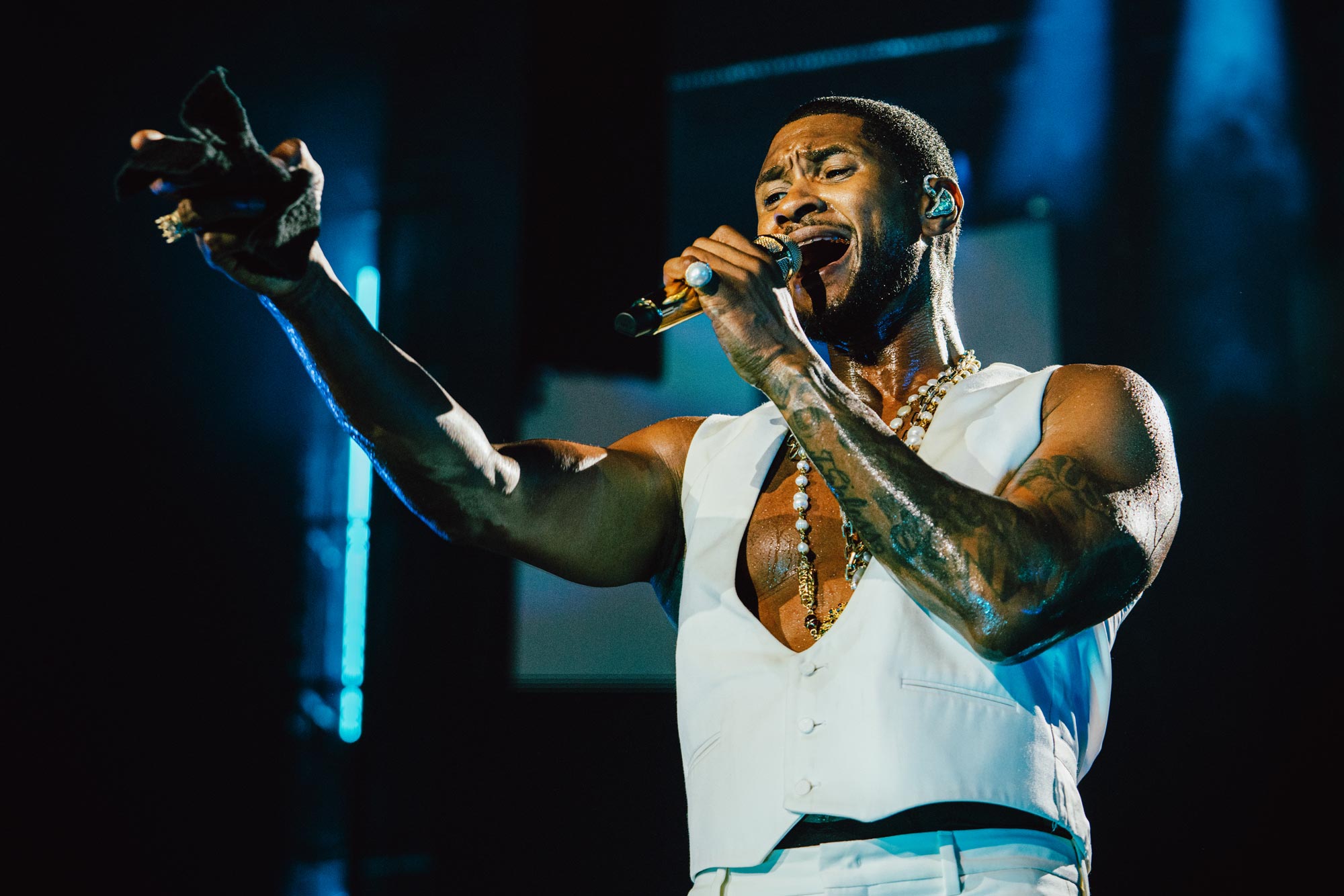 Usher Announces New Concert Film 'Usher: Rendezvous in Paris'