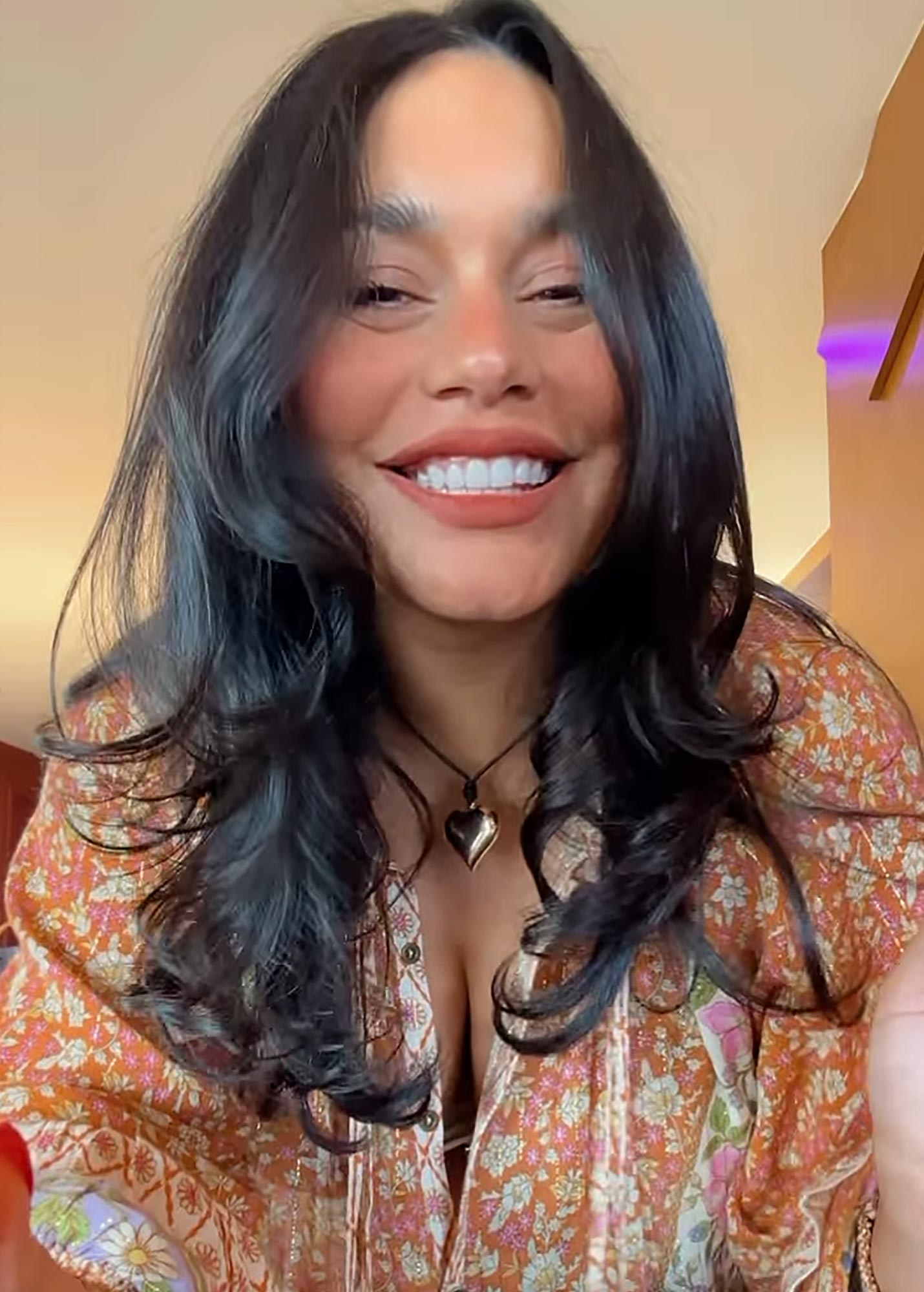 Vanessa Hudgens está se sentindo bem depois de fazer um corte de cabelo pós-bebê