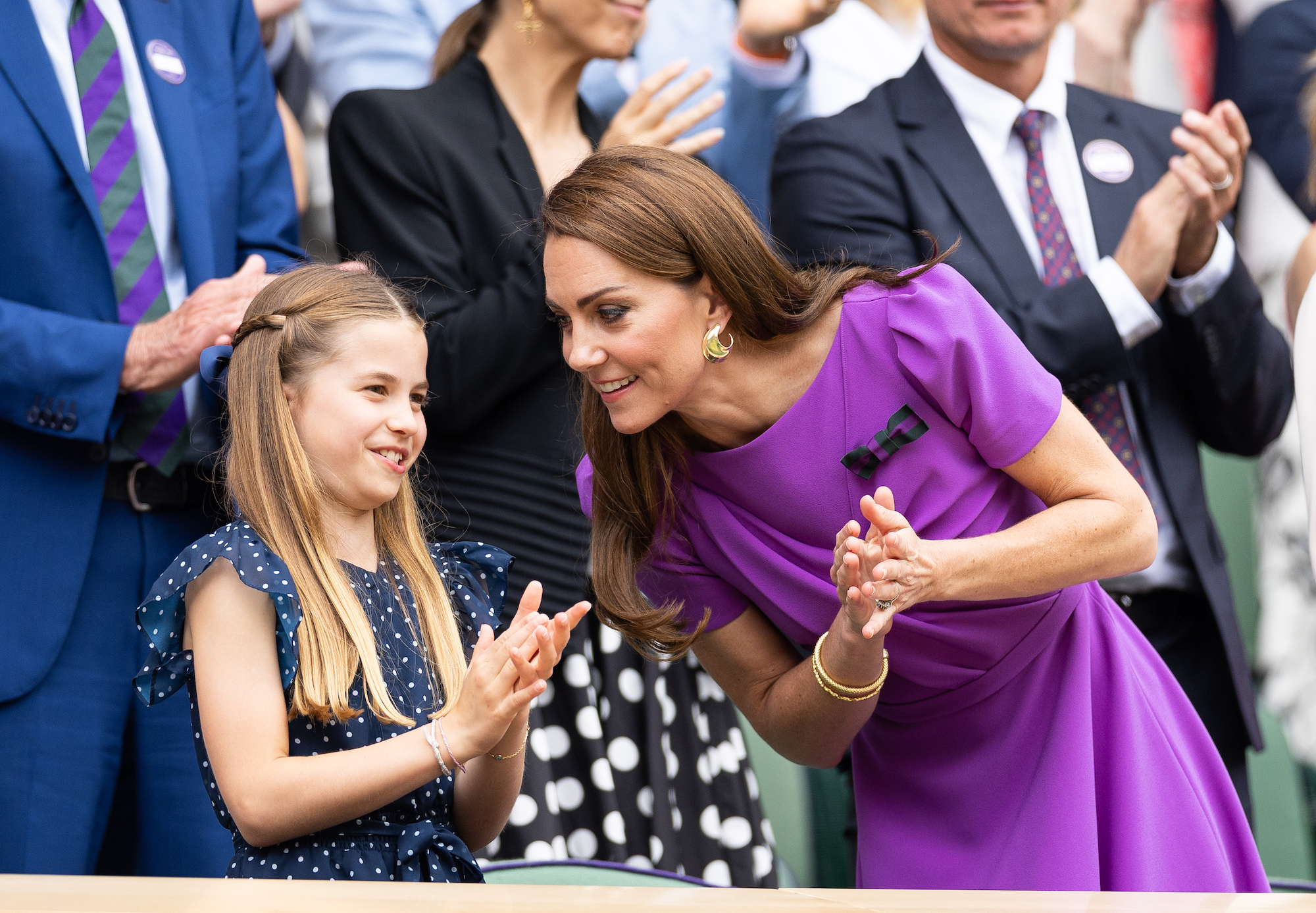 King Charles III และ Princess Charlotte สวมสร้อยข้อมือที่เข้ากันหรือไม่?