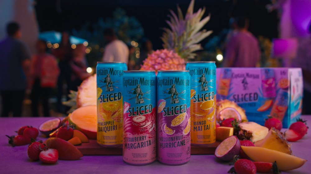 quatro latas de alumínio de Captain Morgan fatiado com frutas