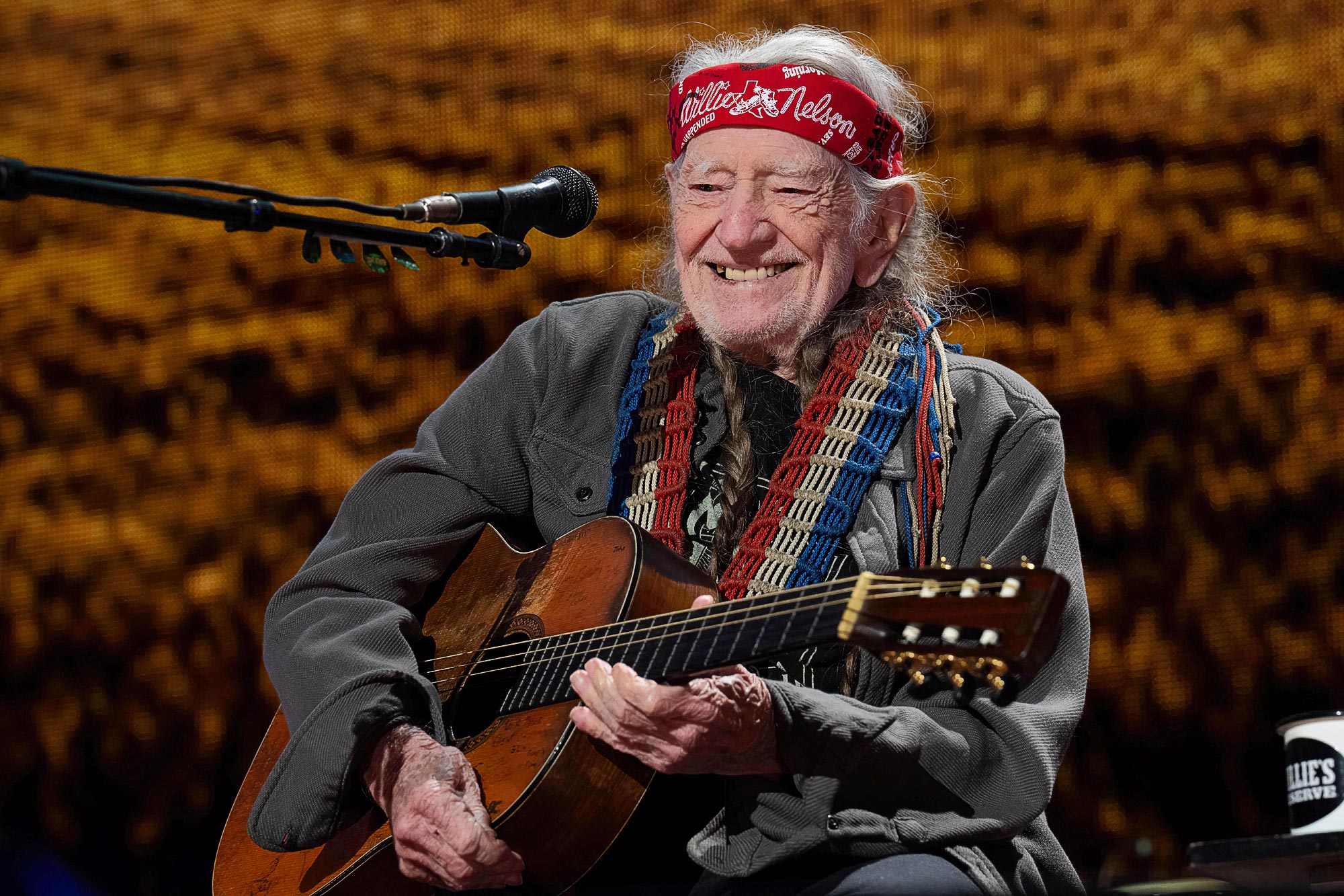 Willie Nelson é aplaudido de pé após enfrentar problemas de saúde