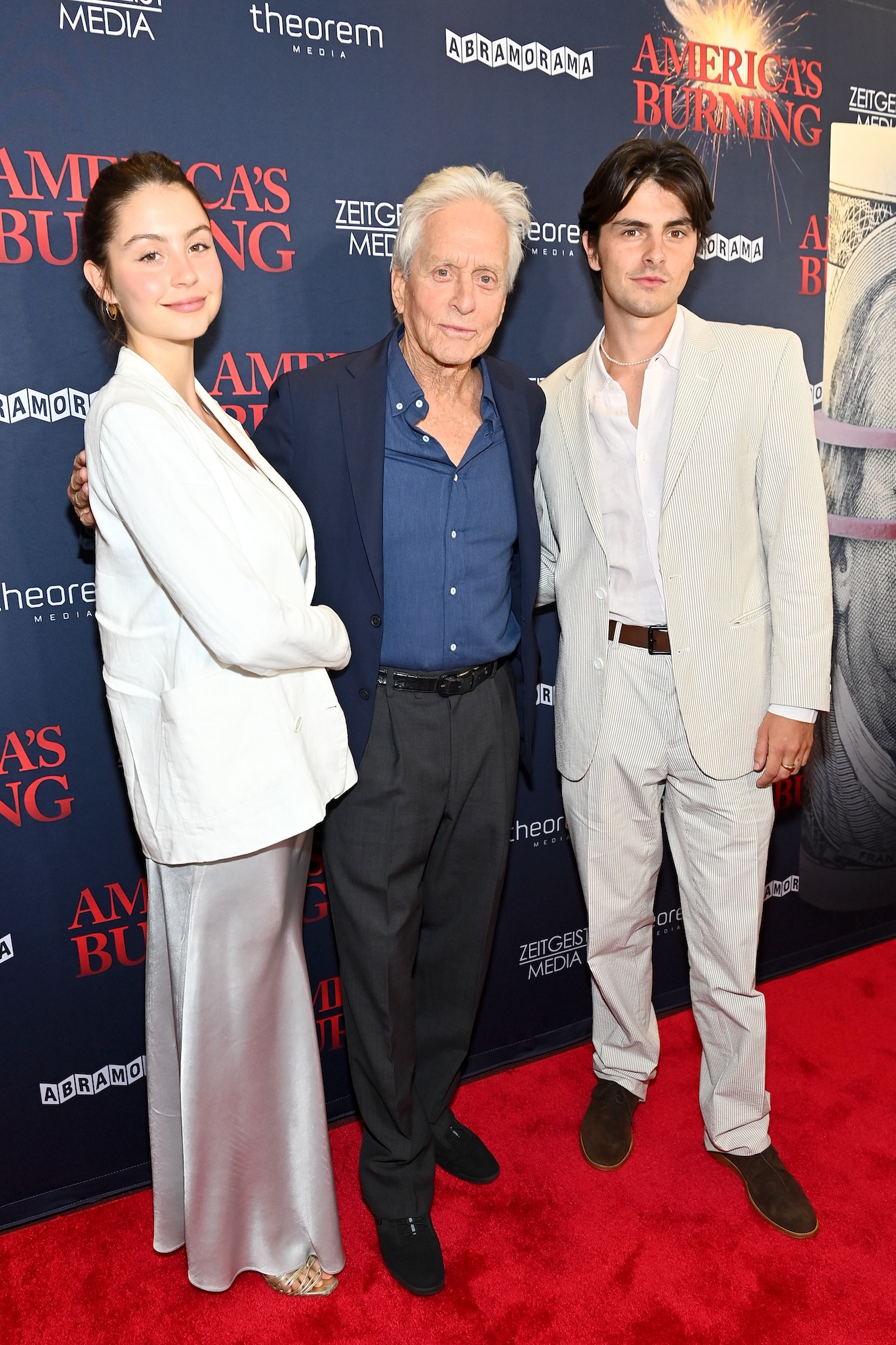 Michael Douglas เข้าชมพรมแดงพร้อมกับลูก 2 คนของเขากับ Catherine Zeta-Jones