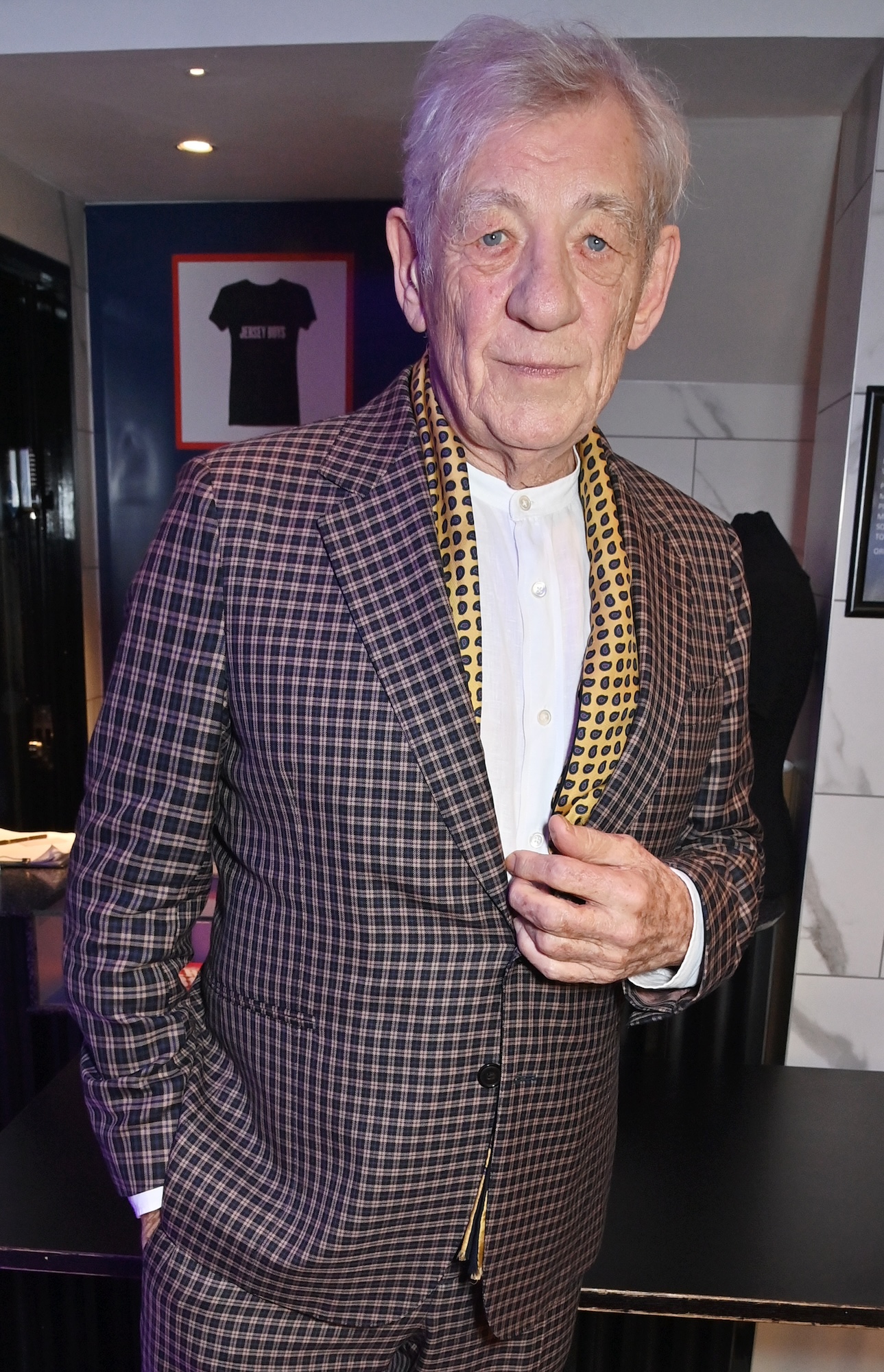 Ian McKellen ได้รับบาดเจ็บที่ข้อมือและคอในการล้มบนเวทีลอนดอน