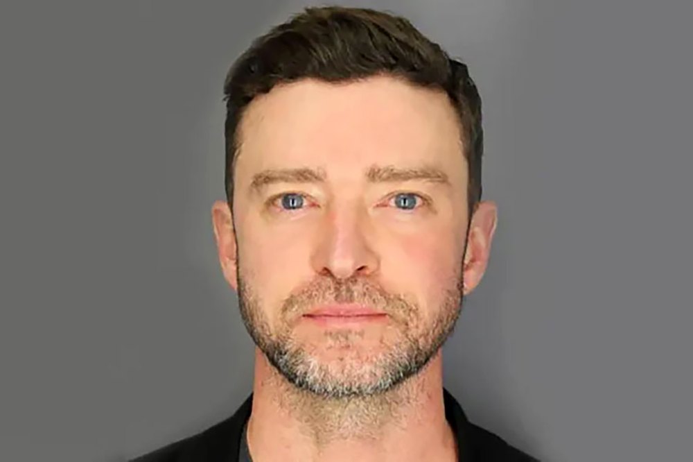 Foto de Justin Timberlake durante prisão por dirigir embriagado é transformada em obra de arte em uma galeria de Hamptons