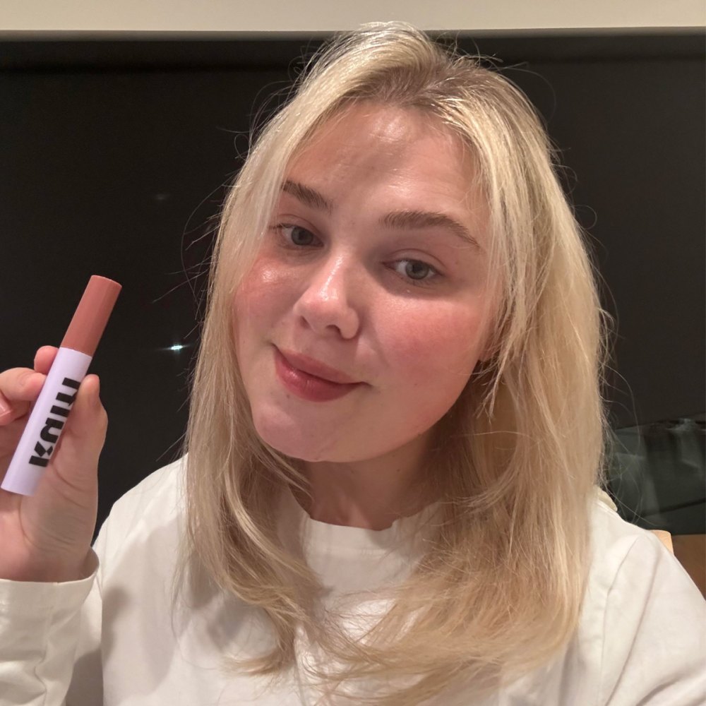 olivia hanson usando óleo de coloração labial kulfi