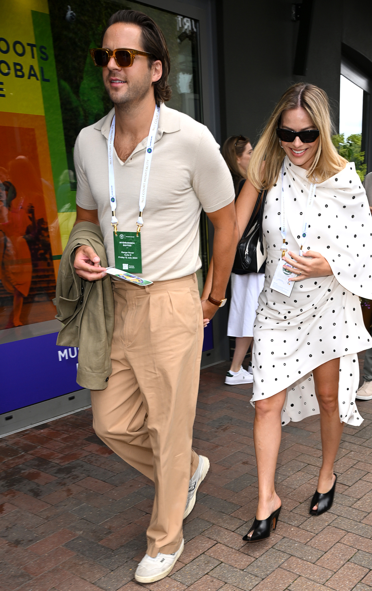 Margot Robbie mang thai tỏa sáng tại Wimbledon cùng chồng Tom Ackerley