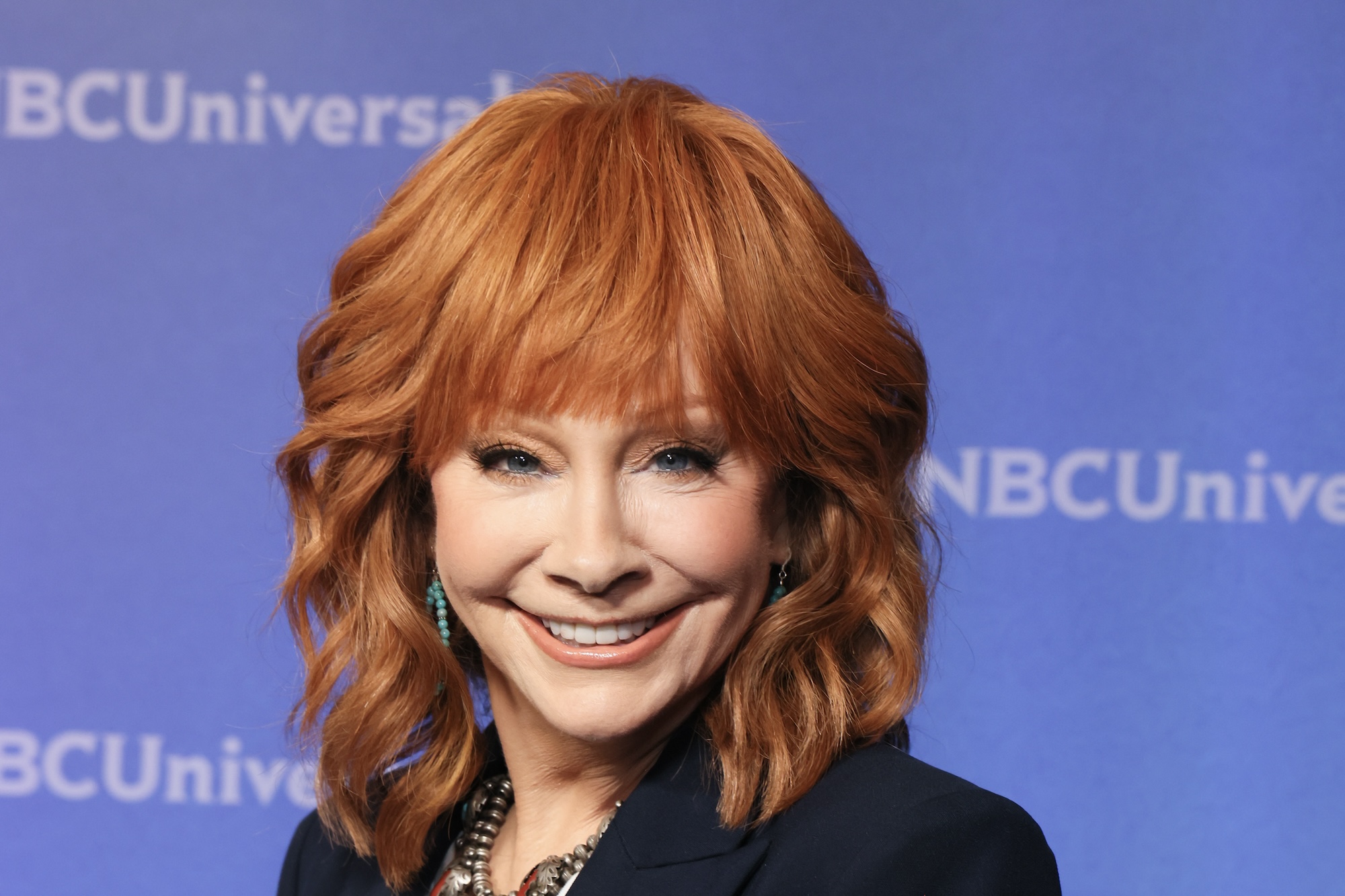 Reba McEntire가 또 다른 주제곡을 녹음하고 있는 '나는 생존자'입니다.