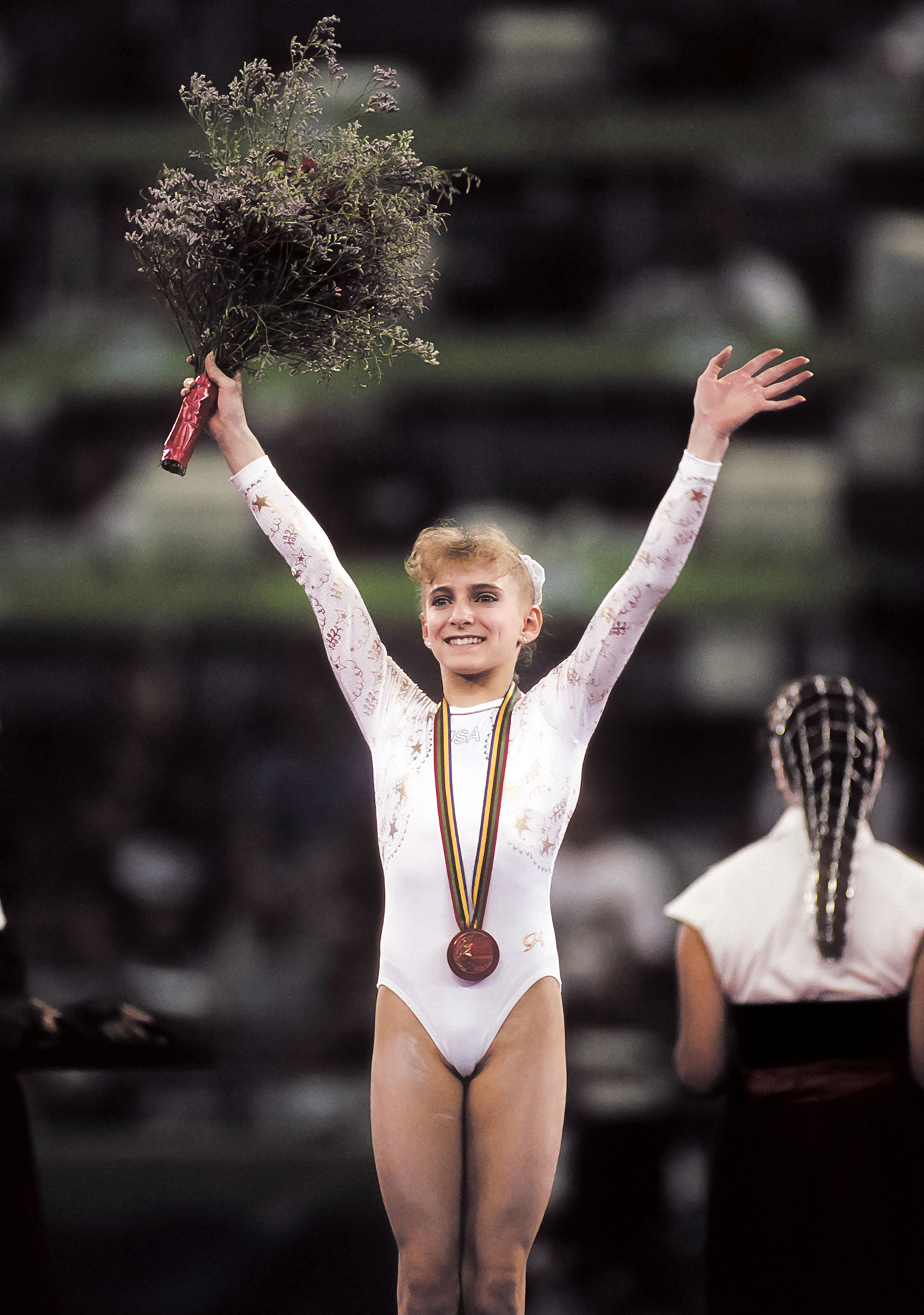 Shannon Miller는 Simone Biles가 올림픽 메달 기록을 깨뜨린 것에 대해 반응합니다.