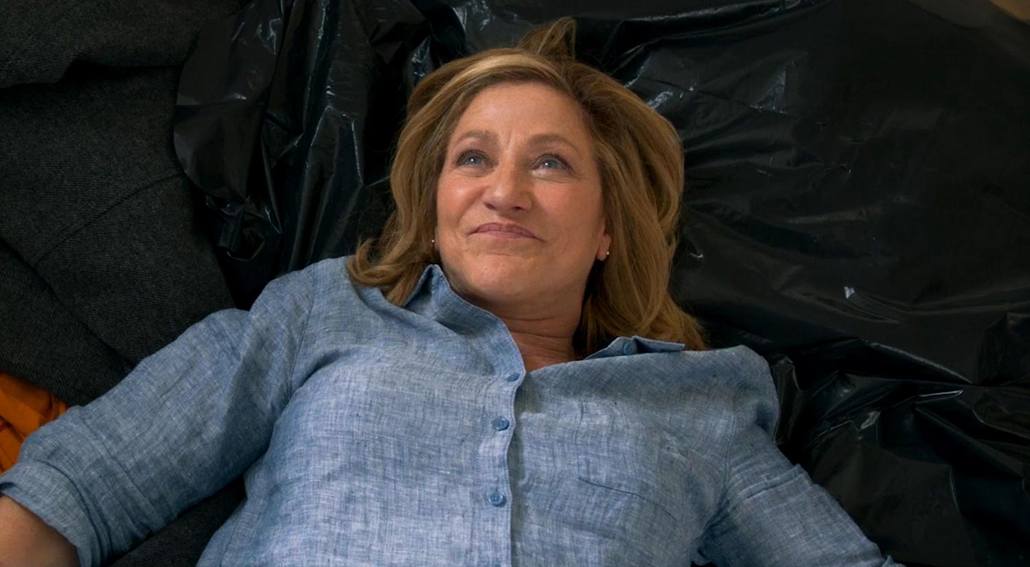 Edie Falco busca um novo capítulo de vida no primeiro look de 'Já estarei aí'