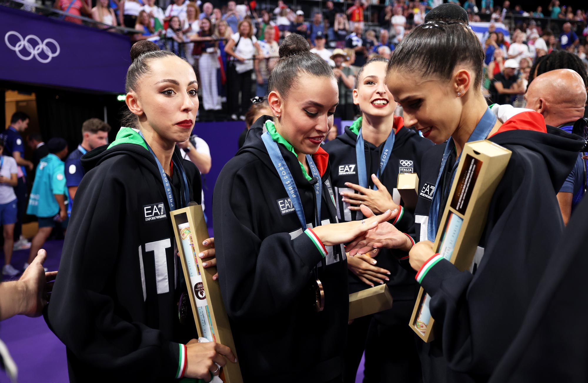 A ginasta rítmica italiana Alessia Maurelli se comprometeu depois que a equipe conquistou o bronze