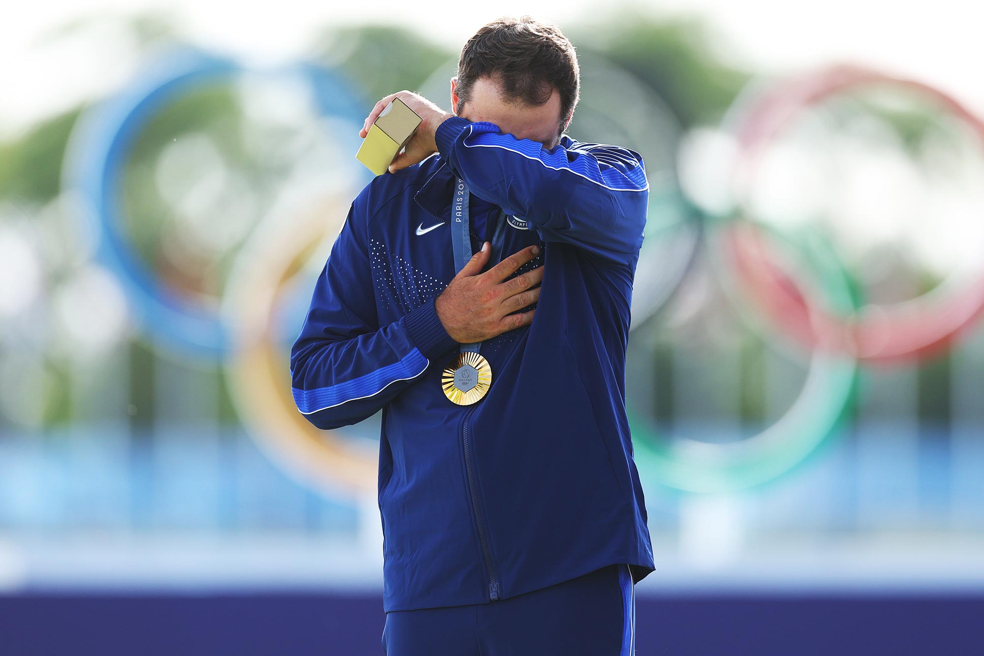 Scottie Scheffler comemora em lágrimas a medalha de ouro olímpica com a esposa e o filho pequeno