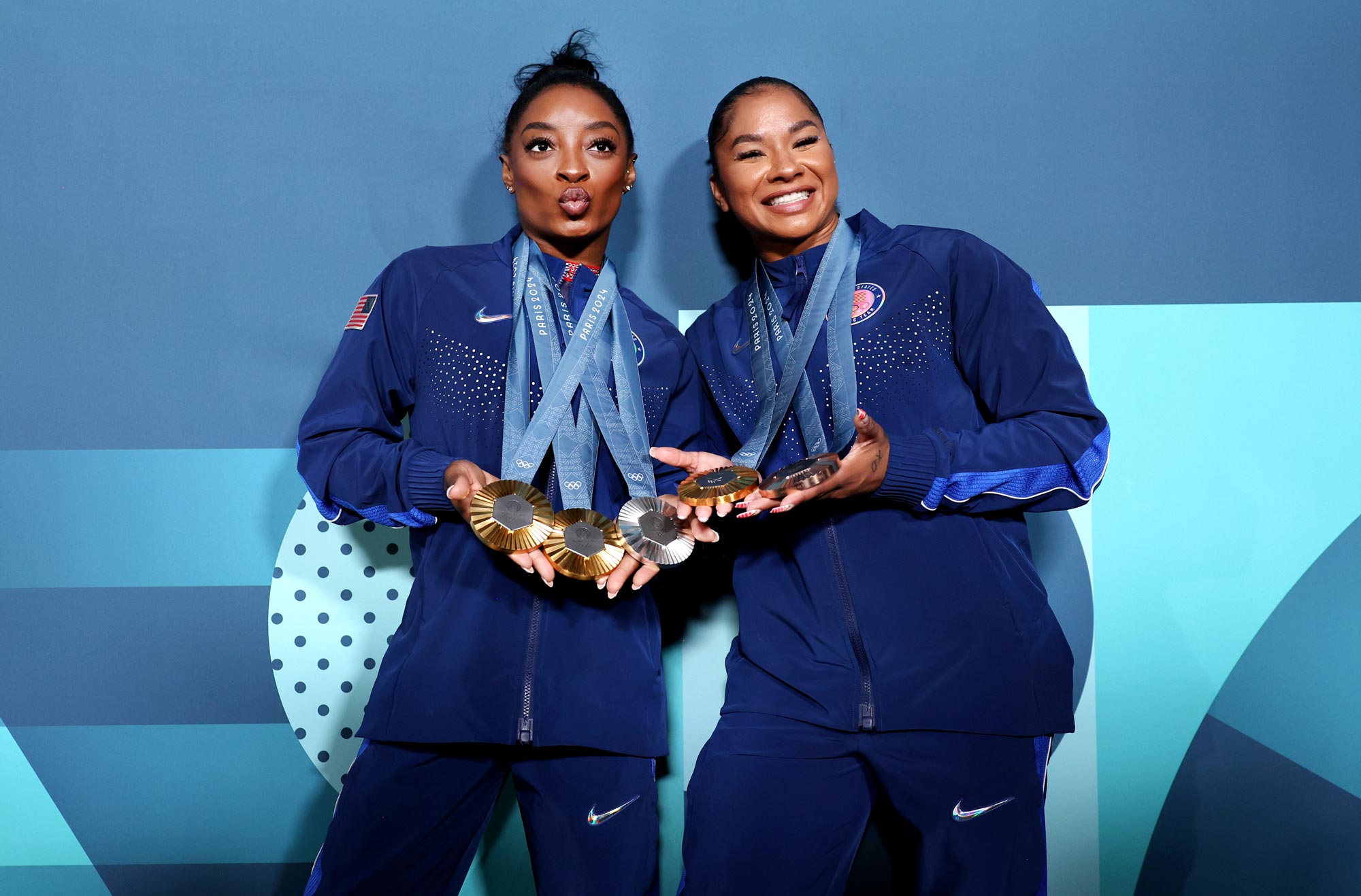 Simone Biles, Suni Lee 등이 메달 드라마 속에서 Jordan Chiles를 지원합니다.