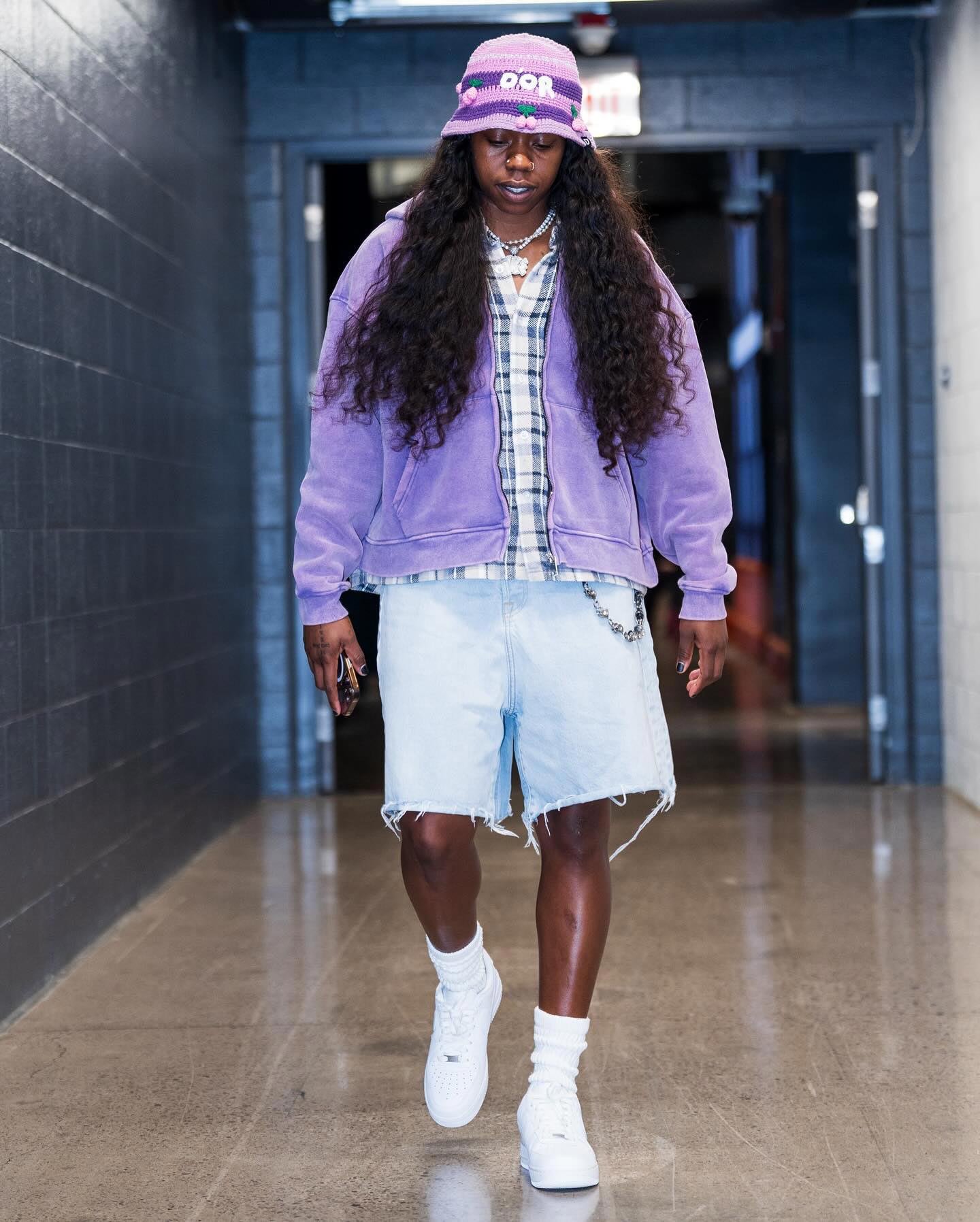 A estrela da WNBA, Arike Ogunbowale, fala sobre estilo e detalha três de seus looks icônicos