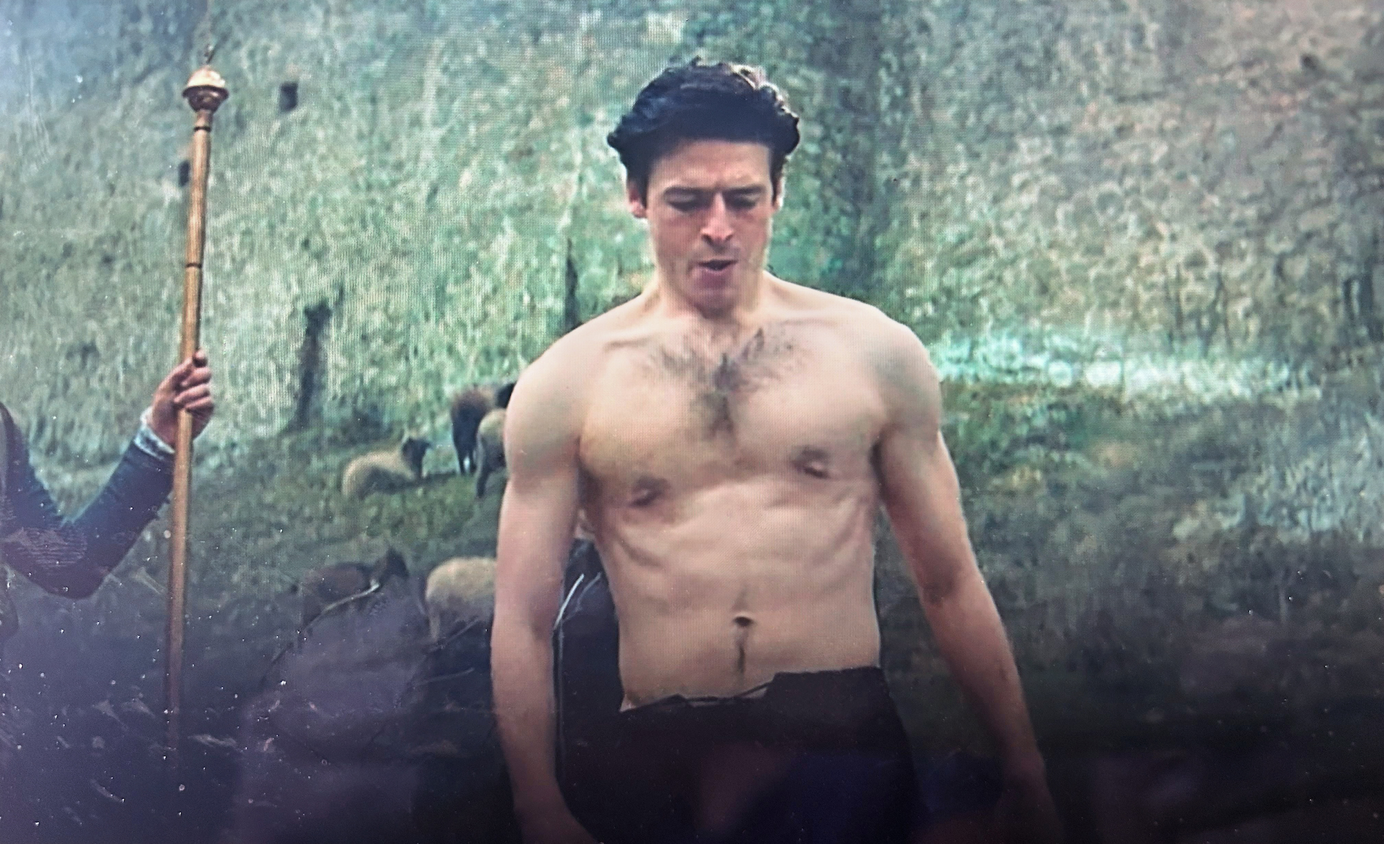 ฉากถอดเสื้อของนักแสดง Anthony Boyle ทำให้เราคว้ากินเนสส์ไปสักไพน์