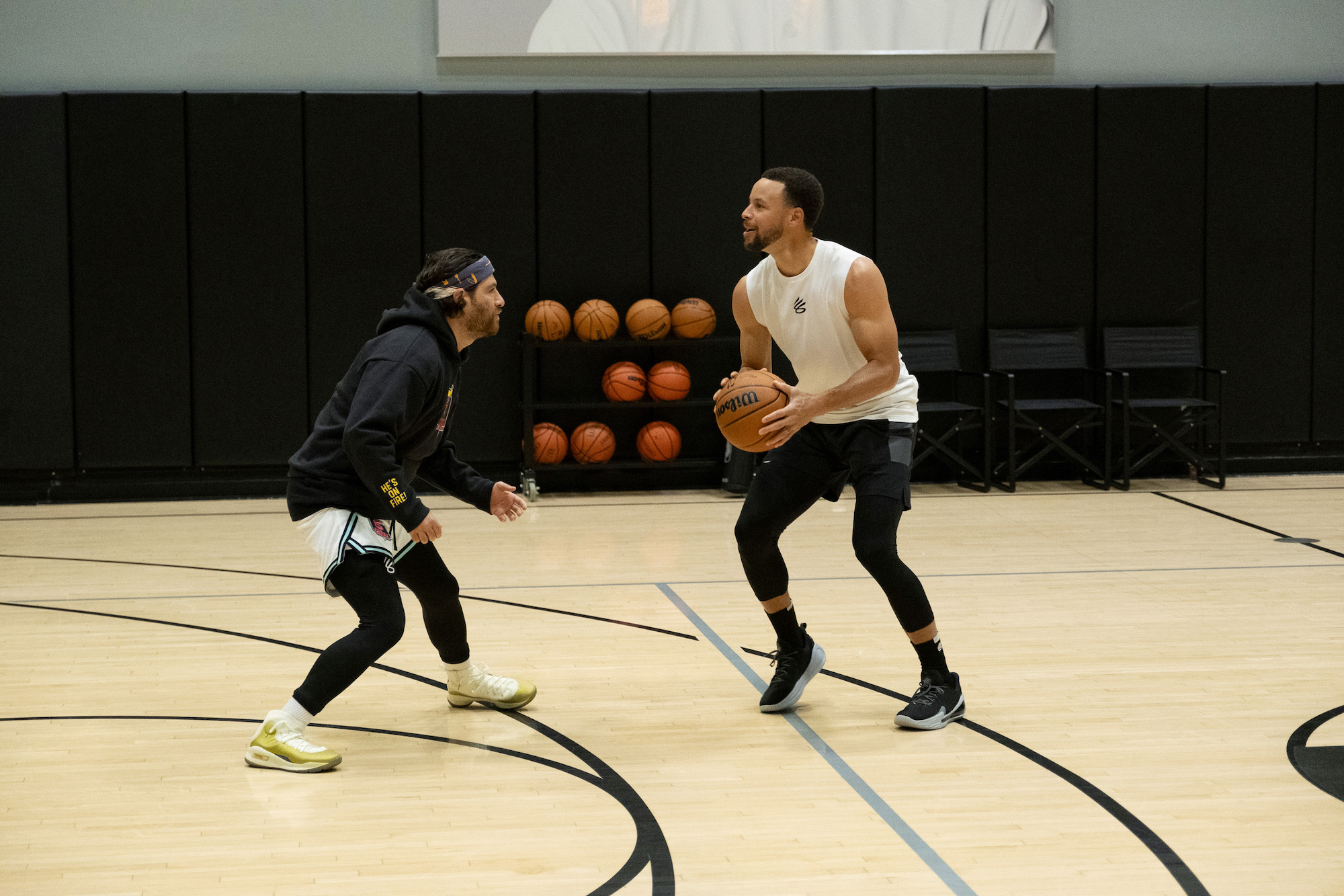 Adam Pally tiết lộ dấu hiệu Stephen Curry đã gửi cho anh ấy tại Thế vận hội