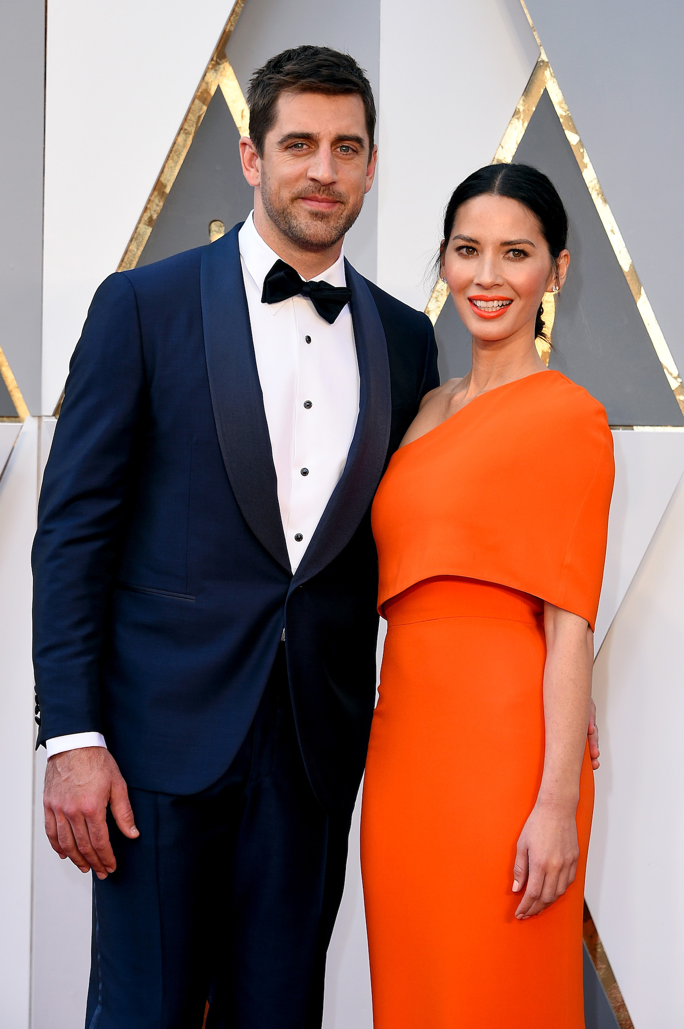 Olivia Munn schickte Geschenke von Aaron Rodgers‘ Eltern und weitere Buchansprüche zurück