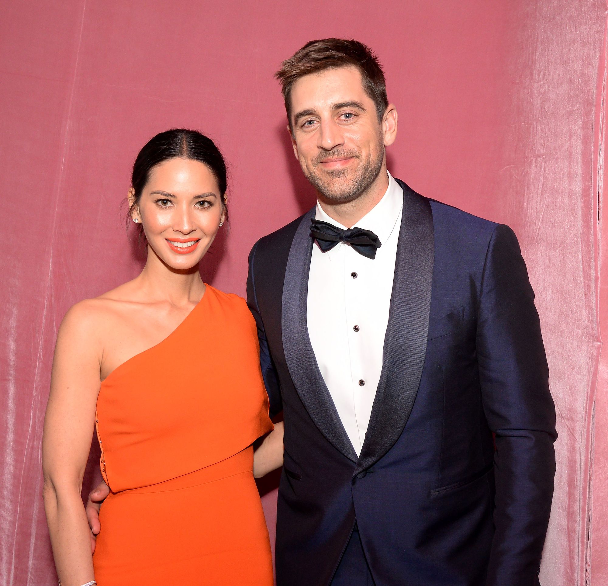 Olivia Munn schickte Geschenke von Aaron Rodgers‘ Eltern und weitere Buchansprüche zurück