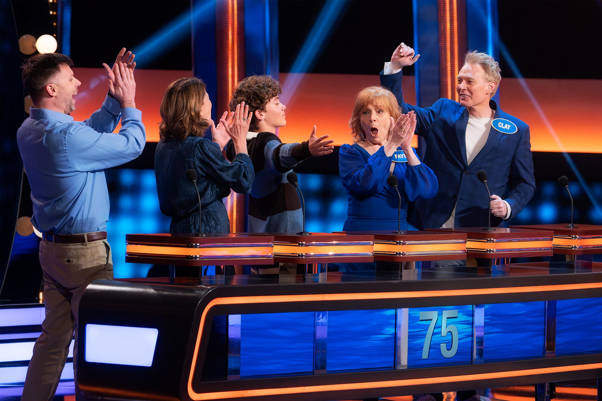 Clay Aikens Sohn Parker, 15, gibt sein TV-Debüt in „Celebrity Family Feud“