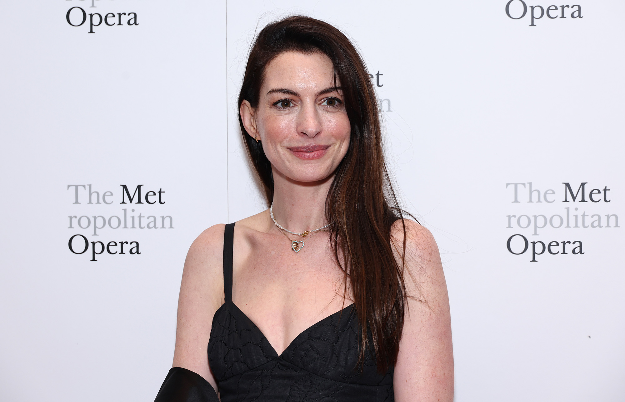 Anne Hathaway Gerçekten 'Tıpkı Bizim Gibi' Olduğunu Biliyor, Sivilce Yamalarını Gösteriyor