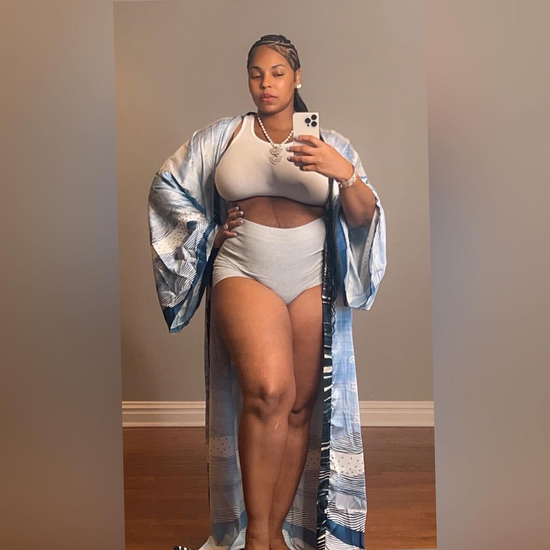 Ashanti está 'muito orgulhosa' de seu corpo pós-parto, 4 semanas após o parto