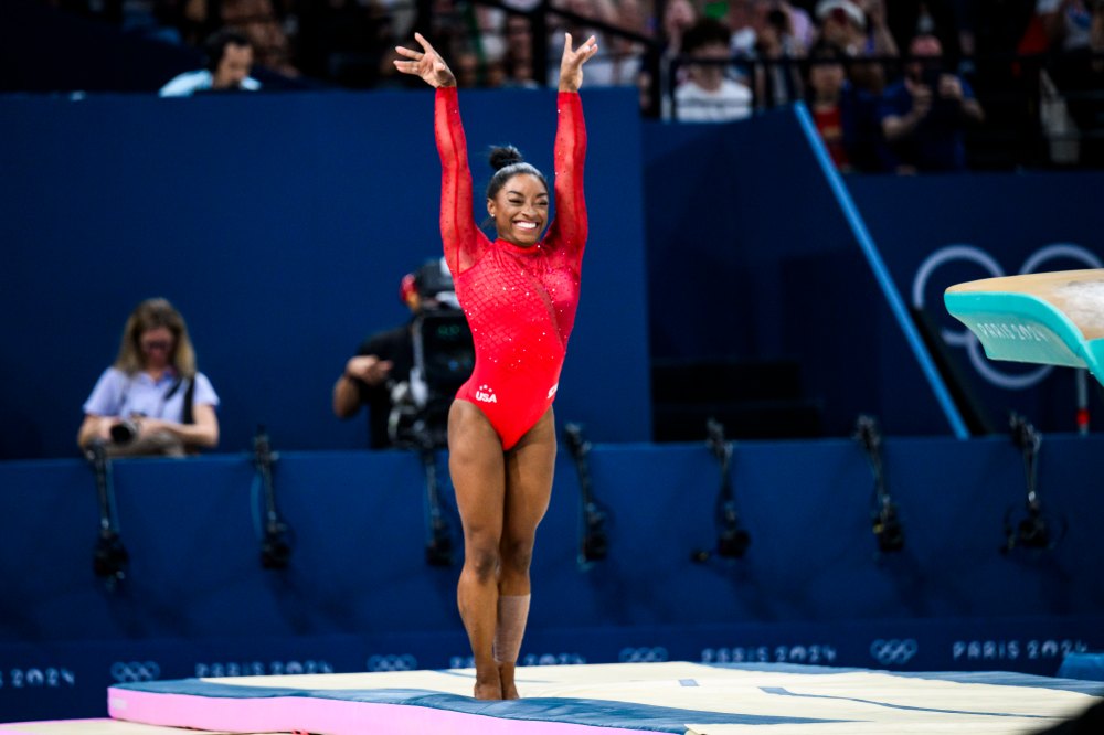 PARIIIS, PRANTSUSMAA – 3. AUGUST: Simone Biles Ameerika Ühendriikide meeskonnast tähistab 3. augustil 2024 Prantsusmaal Bercy Arenal Pariisis 2024. aasta olümpiamängude kaheksandal päeval naiste iluvõimlemise naiste hüppehüppe finaalis oma rutiini lõpetamist.  (Foto Tom Weller / VOIGT / GettyImages)