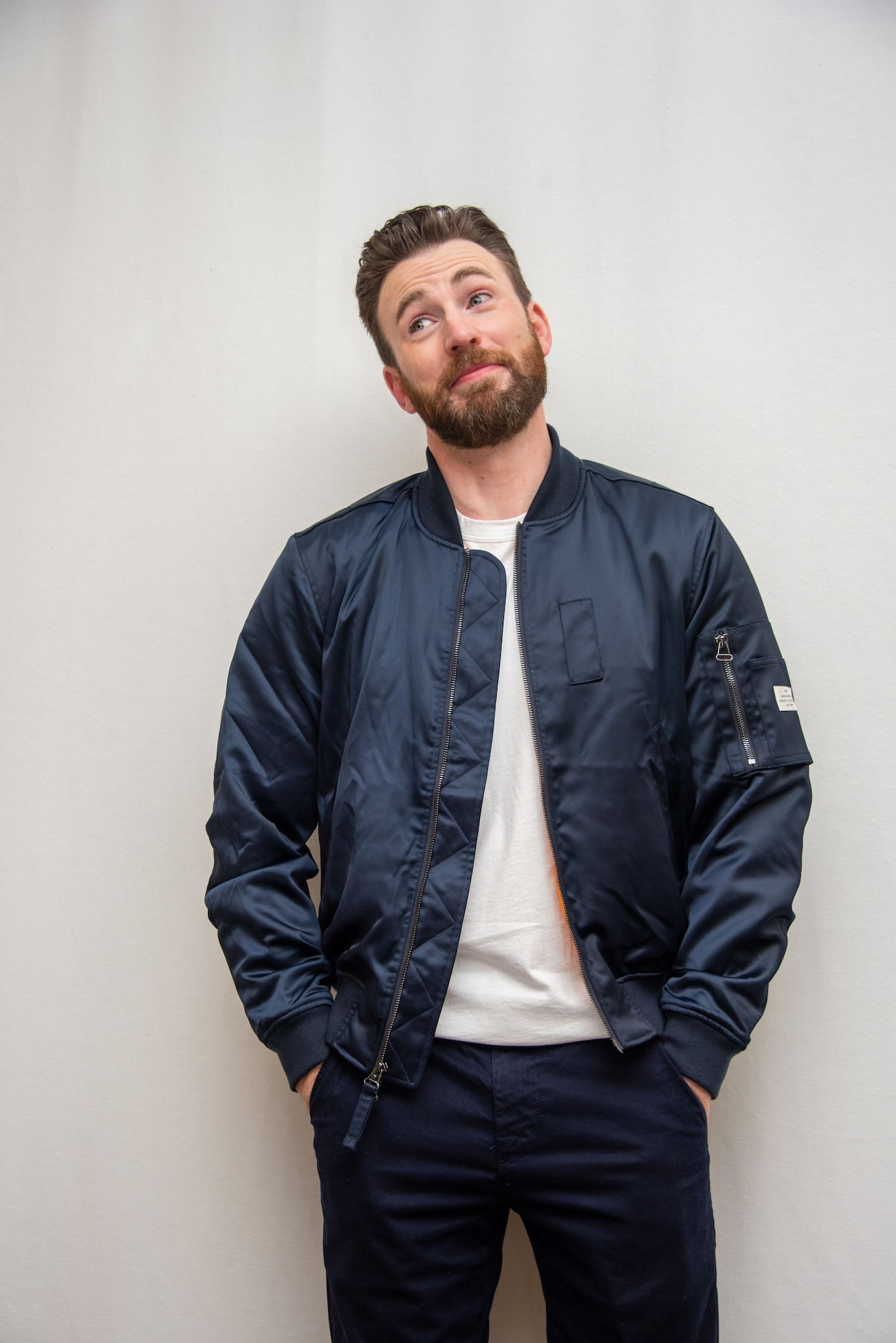 Chris Evans provoca se seu Dog Dodger algum dia se juntará a ele no tapete vermelho