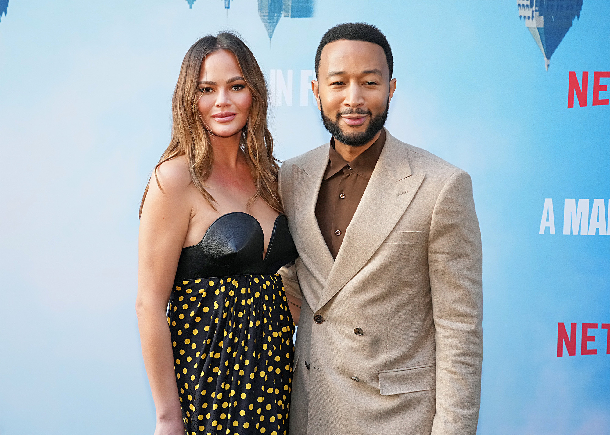 John Legend ignoriert Chrissy Teigens Bitte um ein Zeichen während eines TV-Auftritts