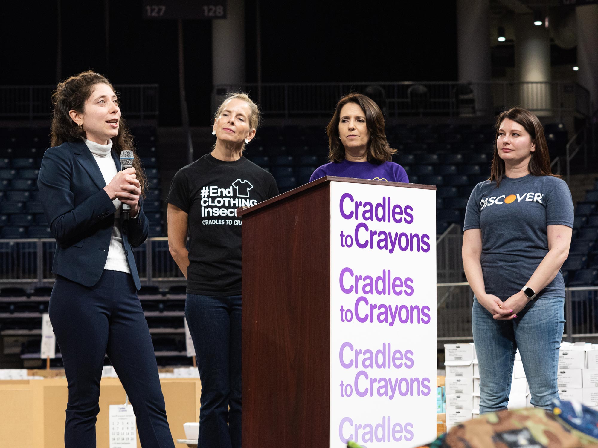 Celebridades de Chicago e Cradles to Crayons realizam o Backpack-A-Thon anual