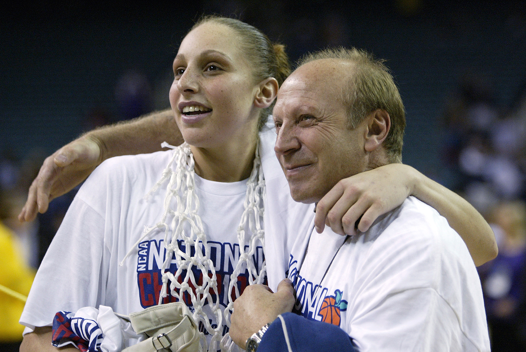 O pai de Diana Taurasi desaba depois de ver a filha ganhar o ouro olímpico