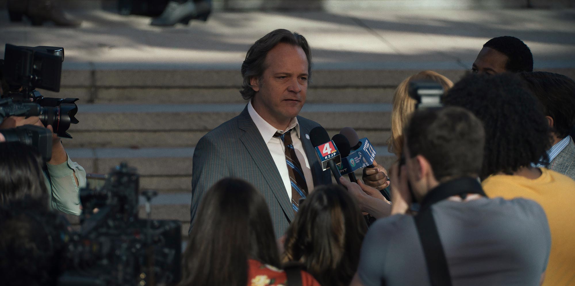 Por que Peter Sarsgaard está deixando ‘Presumed Innocent’ após 1 temporada