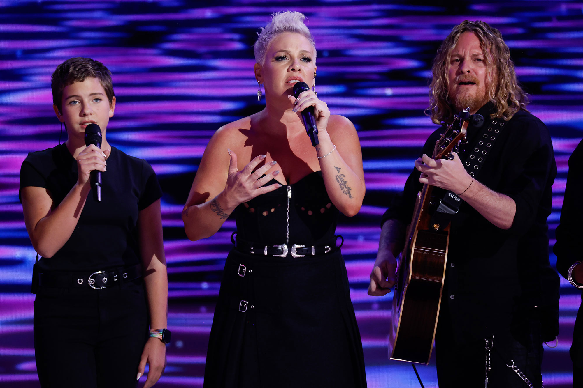 Pink e sua filha Willow fazem dueto juntas no DNC