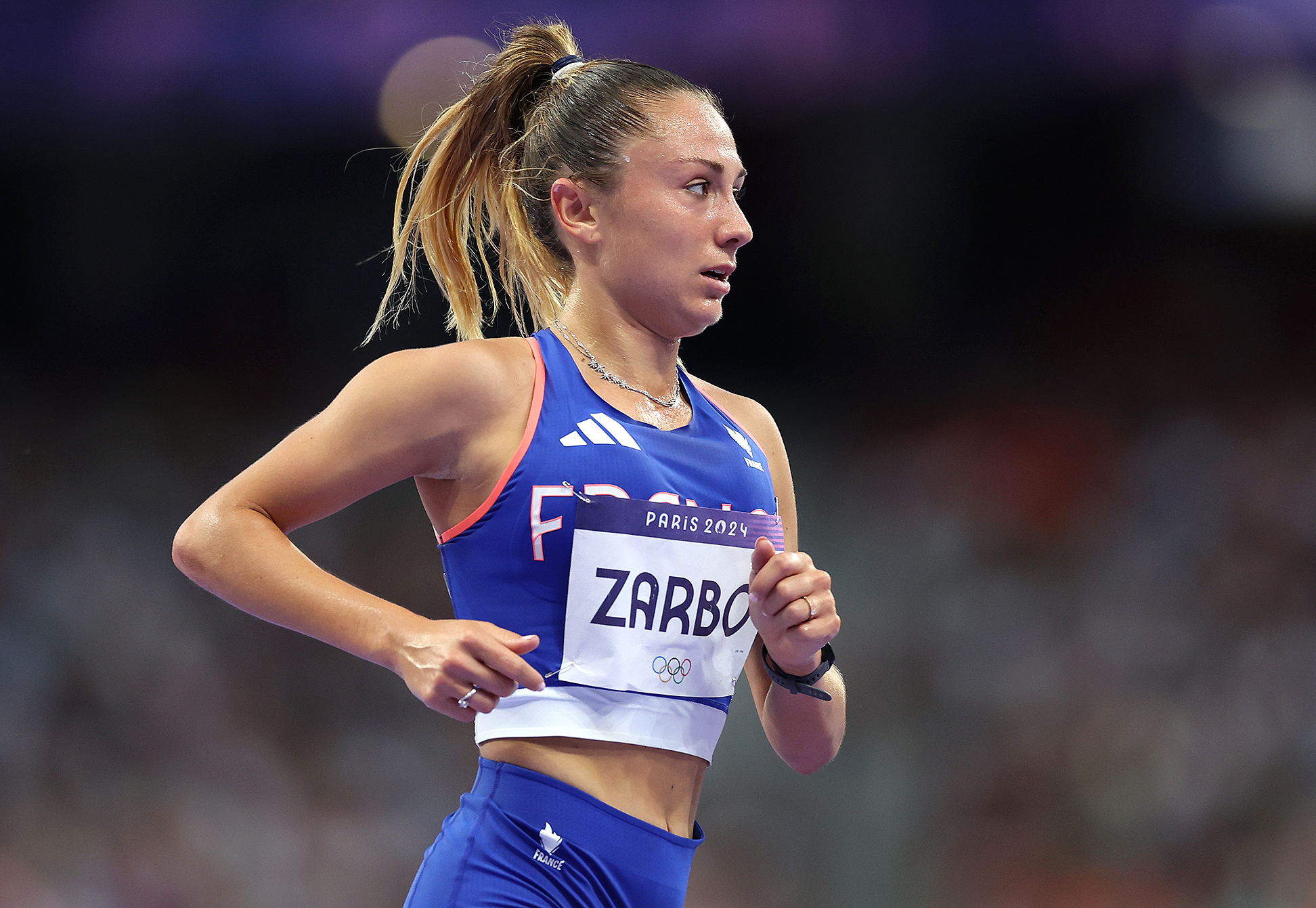 A atleta olímpica francesa Alessia Zarbo desmaia durante a corrida feminina de 10.000 metros