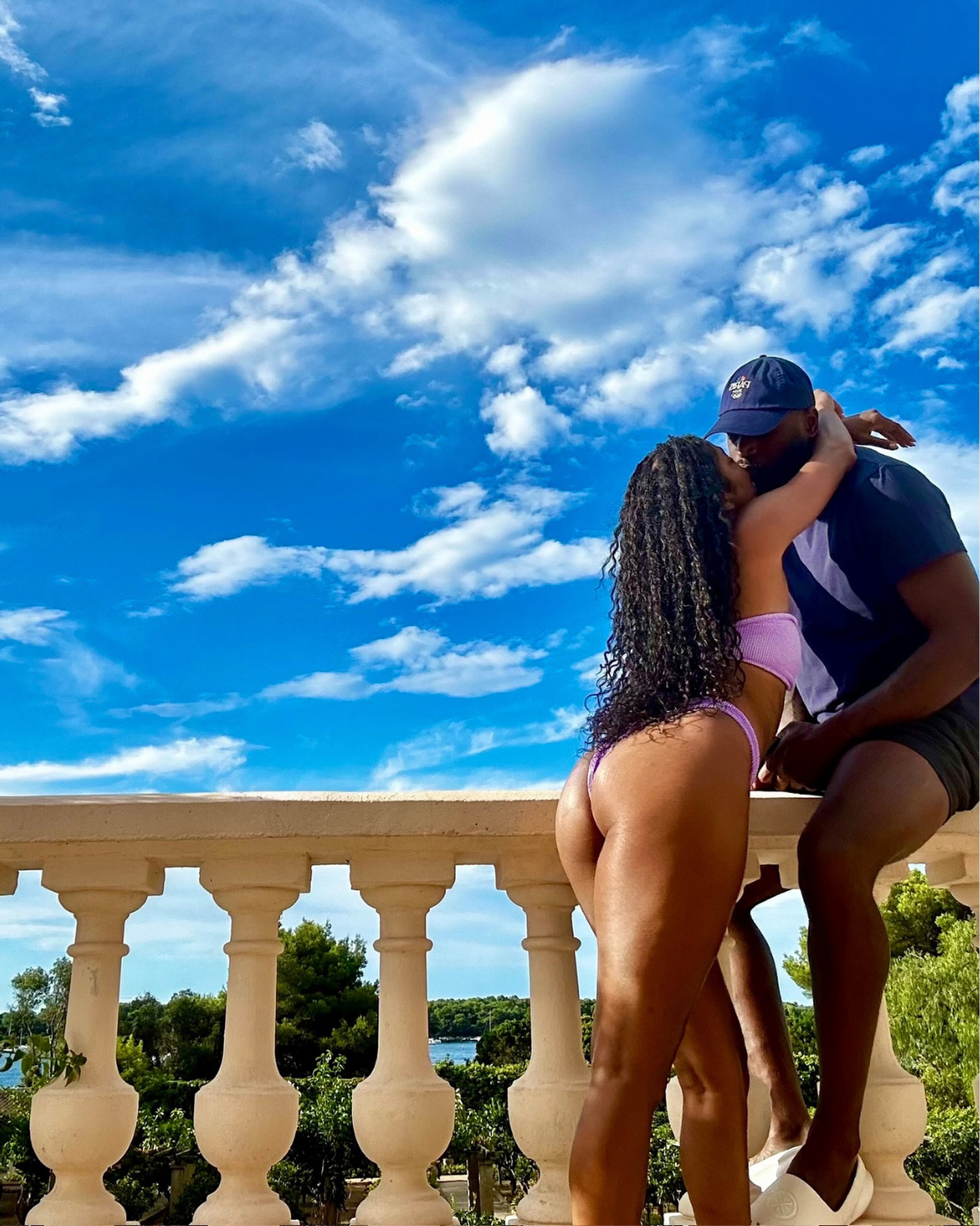 Gabrielle Union wird in einem lila Bikini frech: „Head in the Clouds“