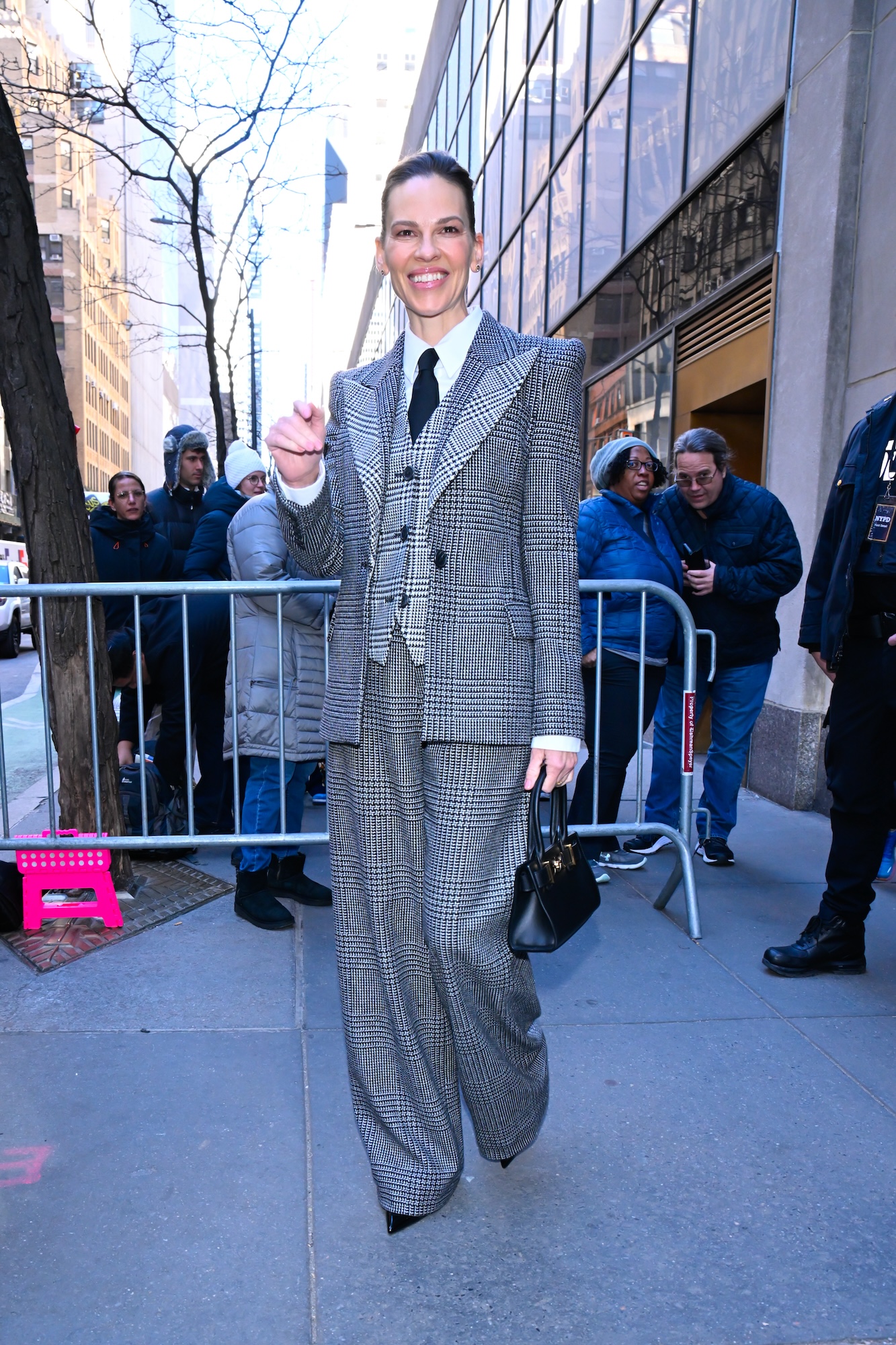 Hilary Swank Cradles 1 ฝาแฝดของเธอในภาพถ่ายหายากจากวันหยุดพักผ่อนของครอบครัว