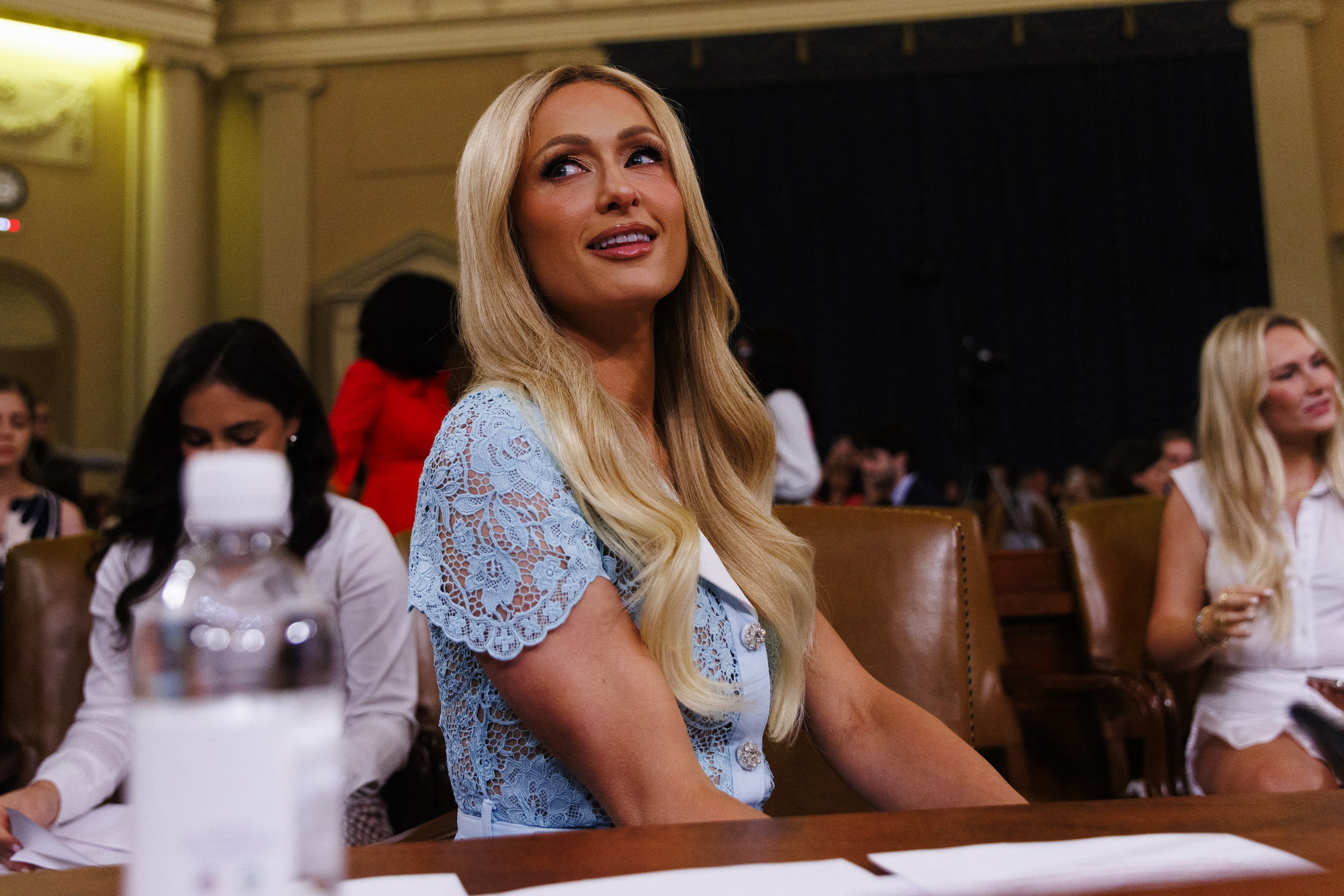 Paris Hilton diz que Britney Spears ‘adora visitar’ seus dois filhos