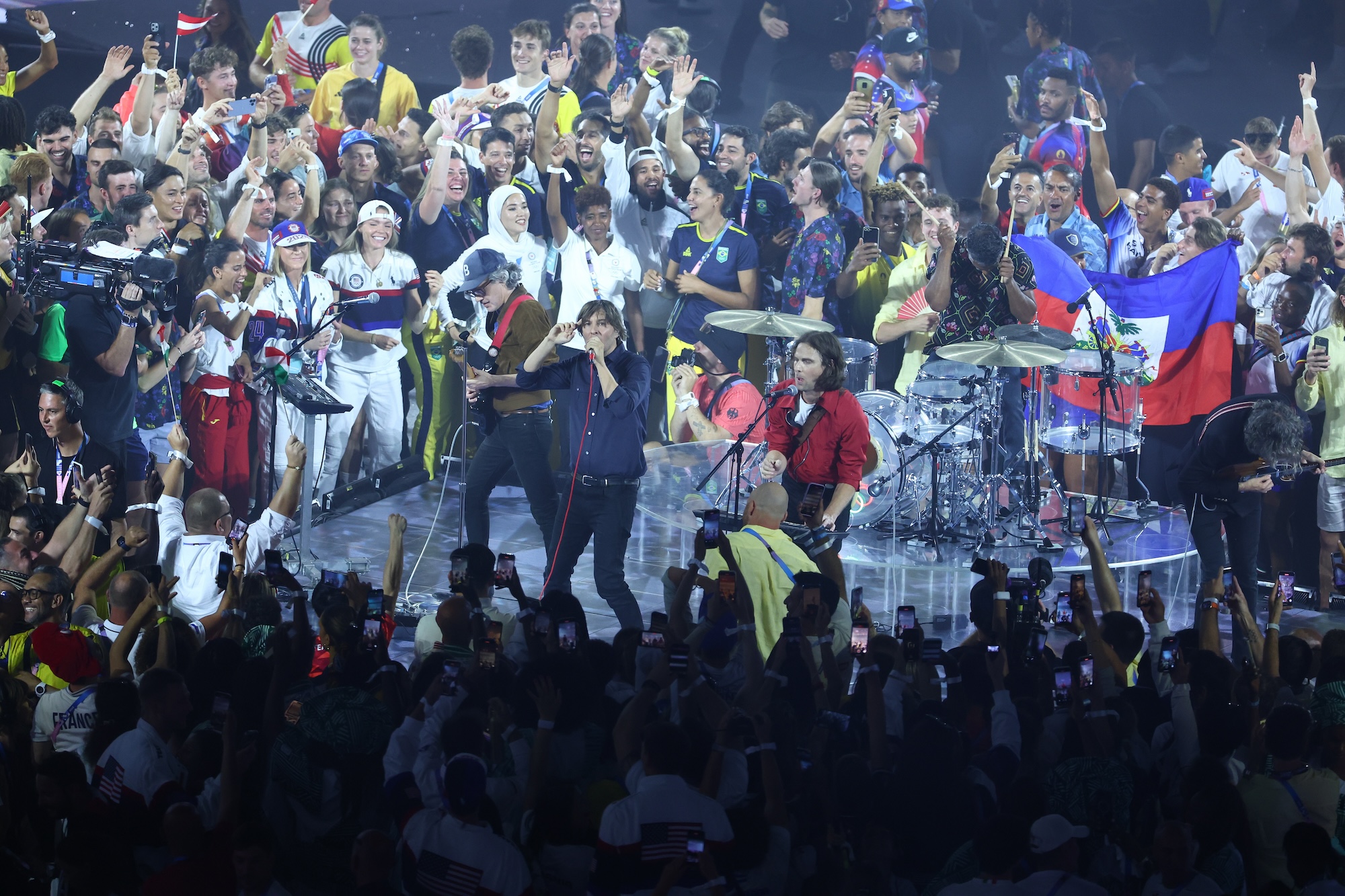 Phoenix's Thomas Mars Crowd Surfs im Team USA bei der Abschlusszeremonie der Olympischen Spiele