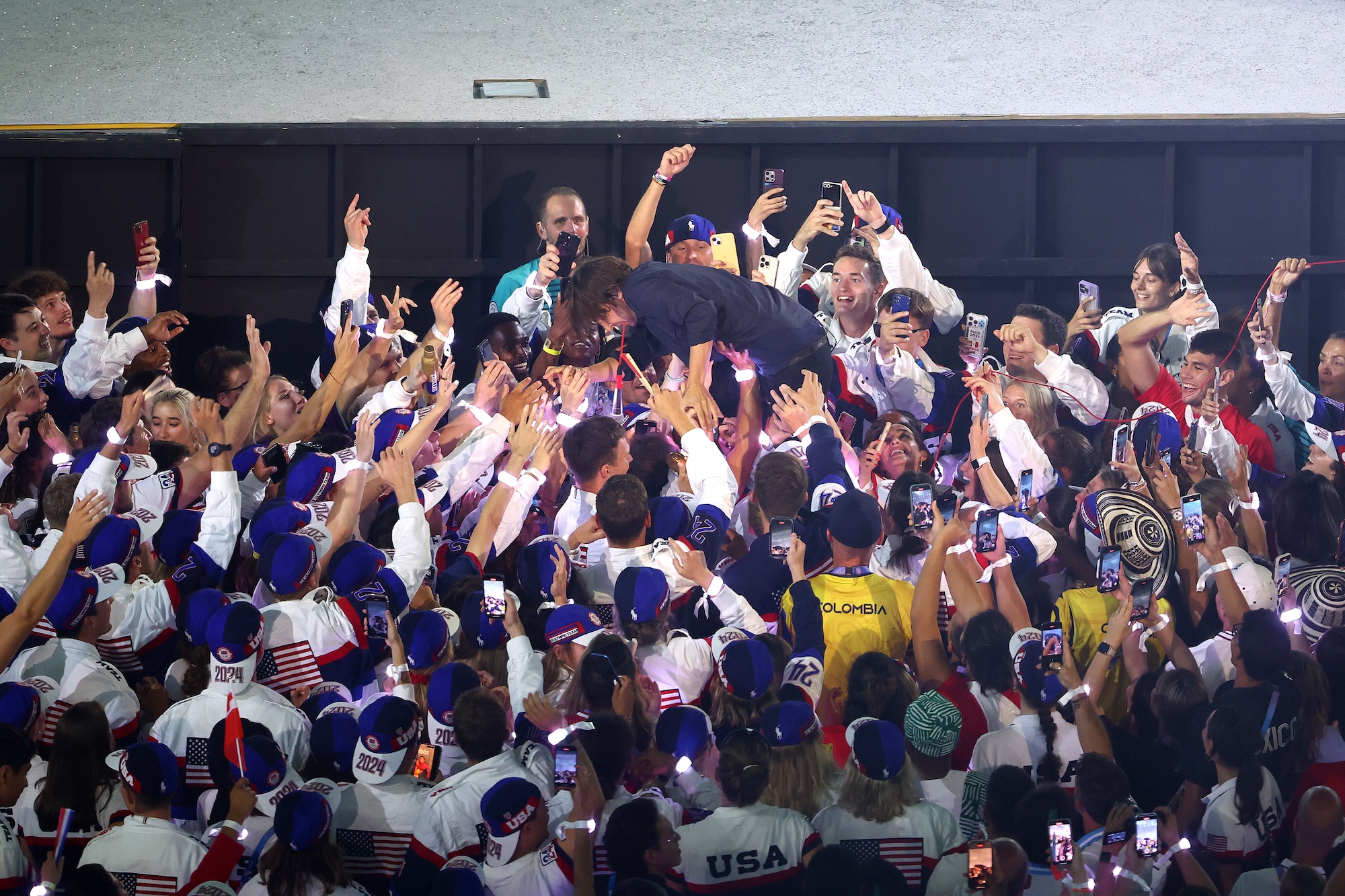 Phoenix's Thomas Mars Crowd Surfs im Team USA bei der Abschlusszeremonie der Olympischen Spiele