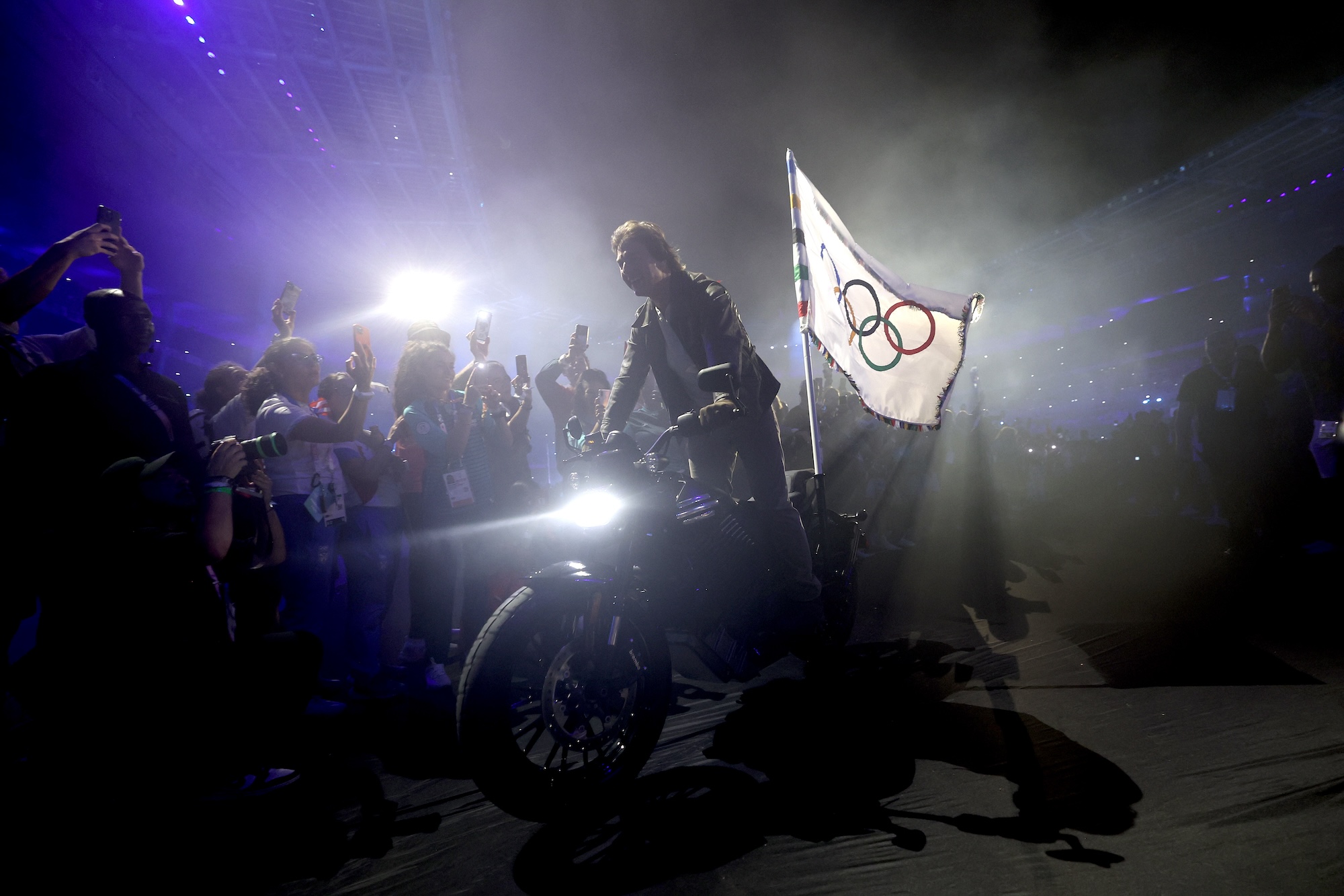 Tom Cruise realiza acrobacias épicas na cerimônia de encerramento das Olimpíadas de Paris em 2024