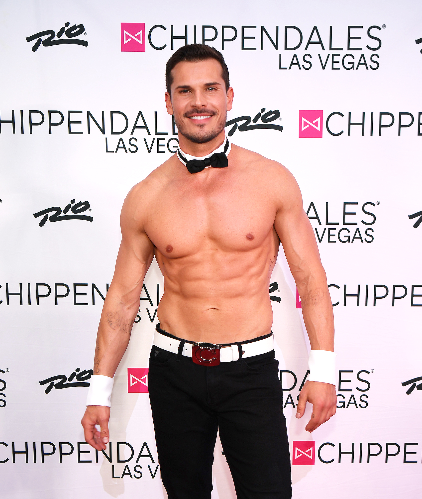 글렙 사브첸코(Gleb Savchenko)가 그의 가장 흥미진진한 '댄싱 위드 더 스타(Dancing With the Stars)'의 비밀을 밝힙니다.