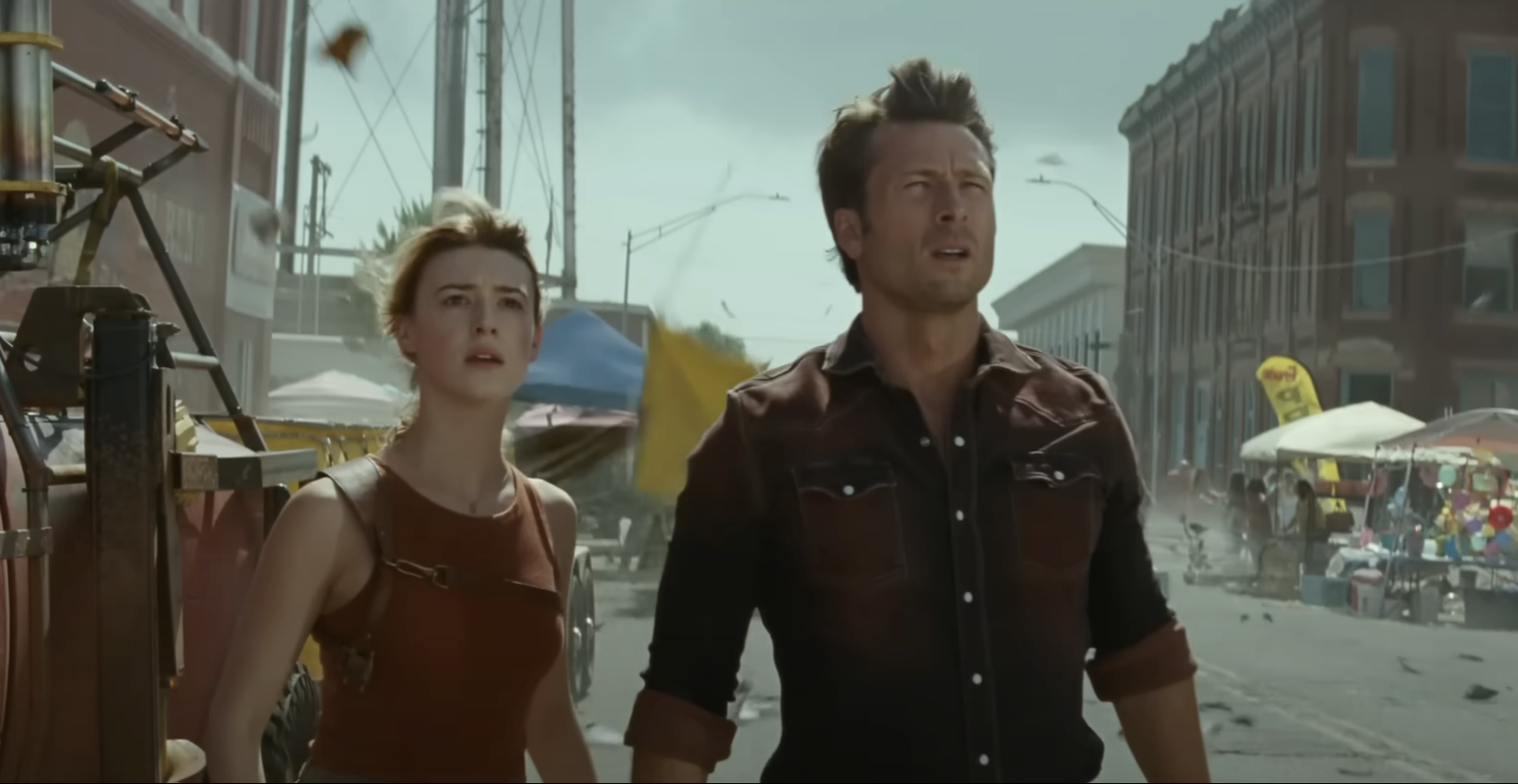 Glen Powell, Daisy Edgar-Jones'un 'Twisters' Öpücüğü Kesildiğinde Tepkiyi Kucakladı