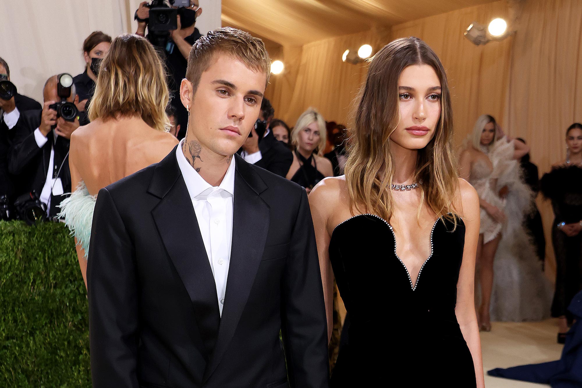 Bạn của Hailey và Justin Bieber tiết lộ chi tiết mới về ngày sinh của bé Jack