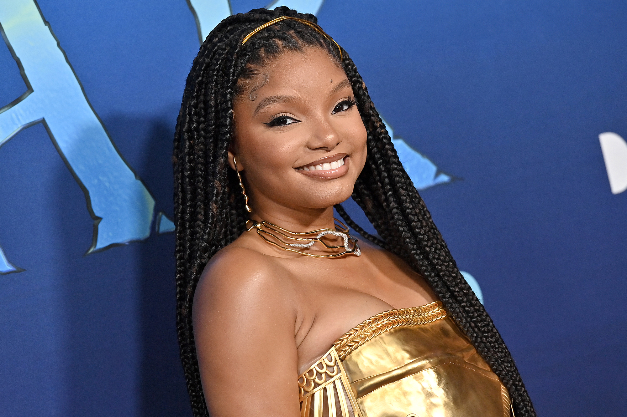 Halle Bailey i Son Halo Twin w dżinsowych strojach na koncercie Bruno Marsa