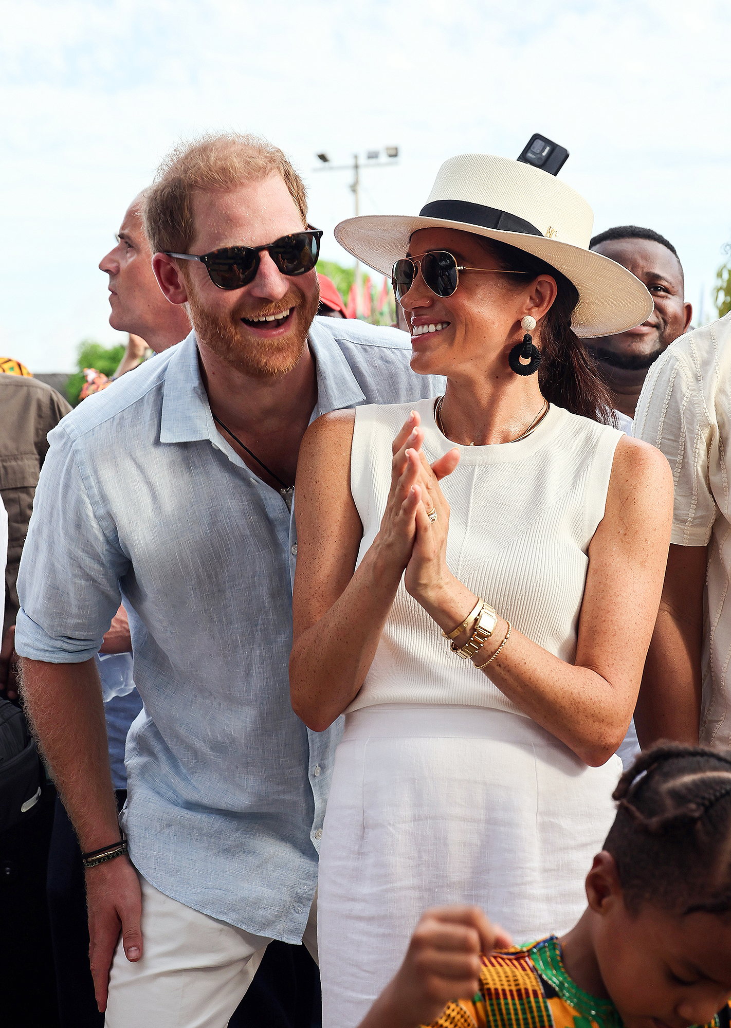 Meghan Markle e Príncipe Harry sorriem durante aula de bateria na Colômbia