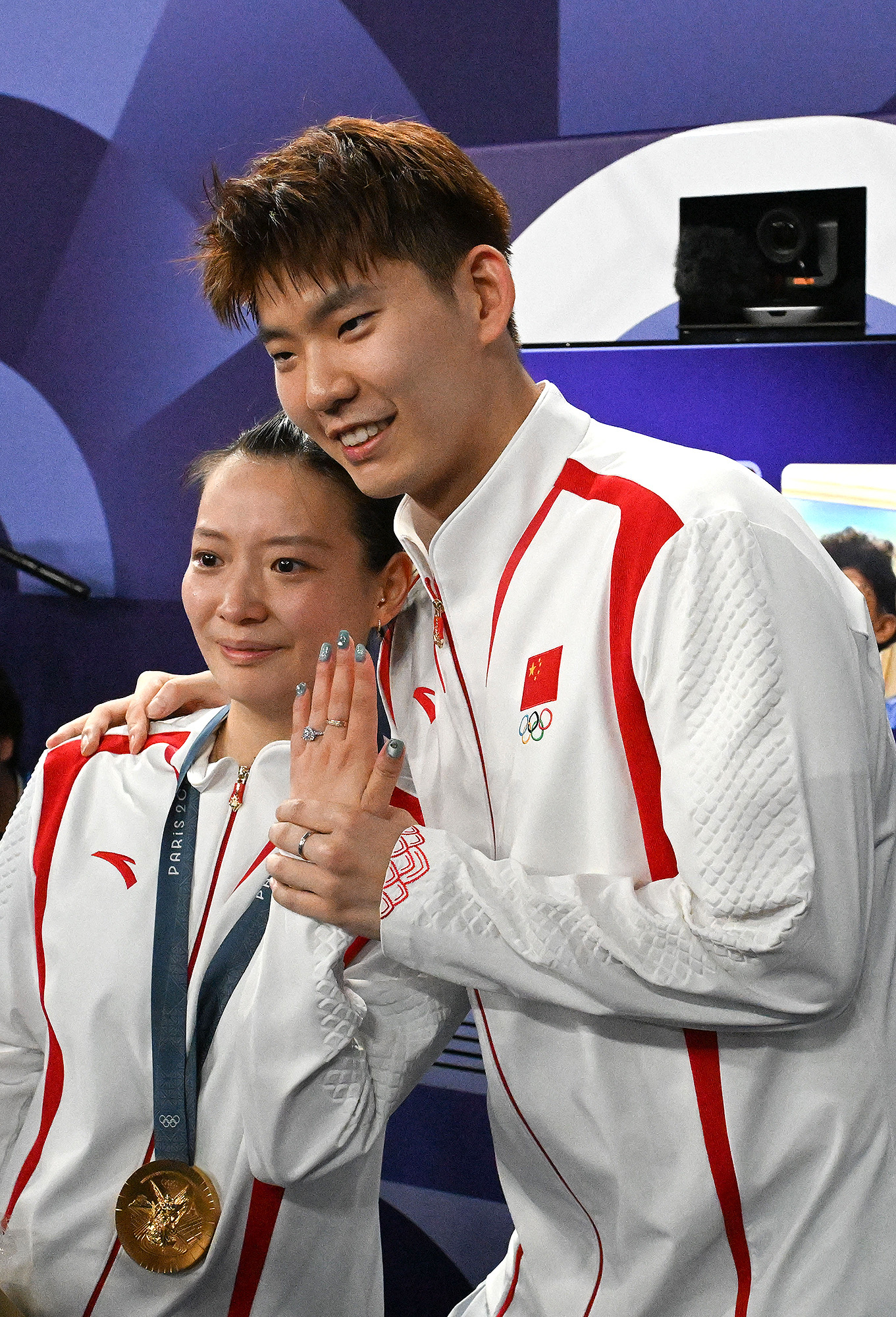 Chinesischer Olympiateilnehmer gewinnt Gold, kurz bevor der Freund seines Teamkollegen einen Heiratsantrag macht