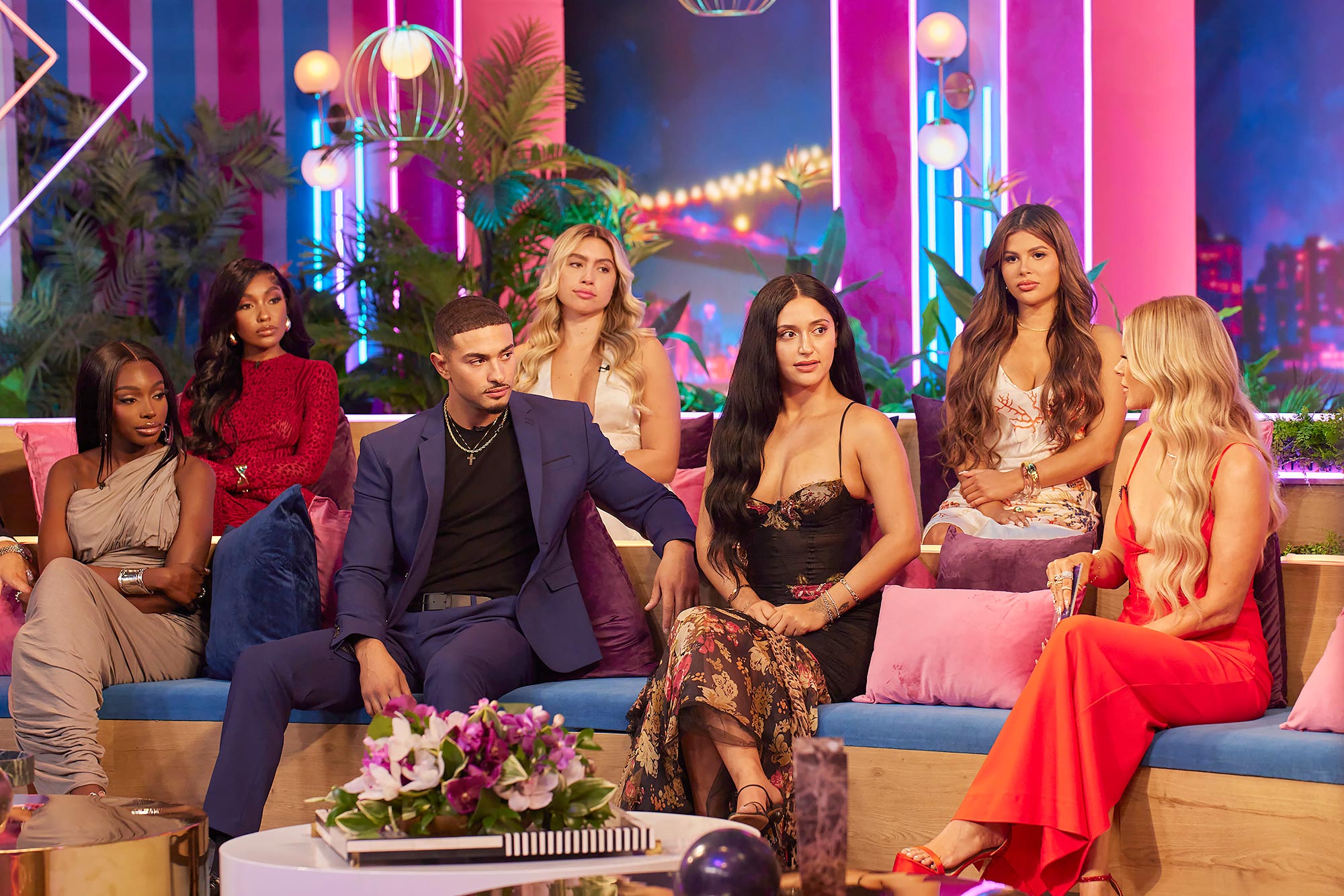 Love Island USAのJaNaとキャストは再会後も「解散」しなかった